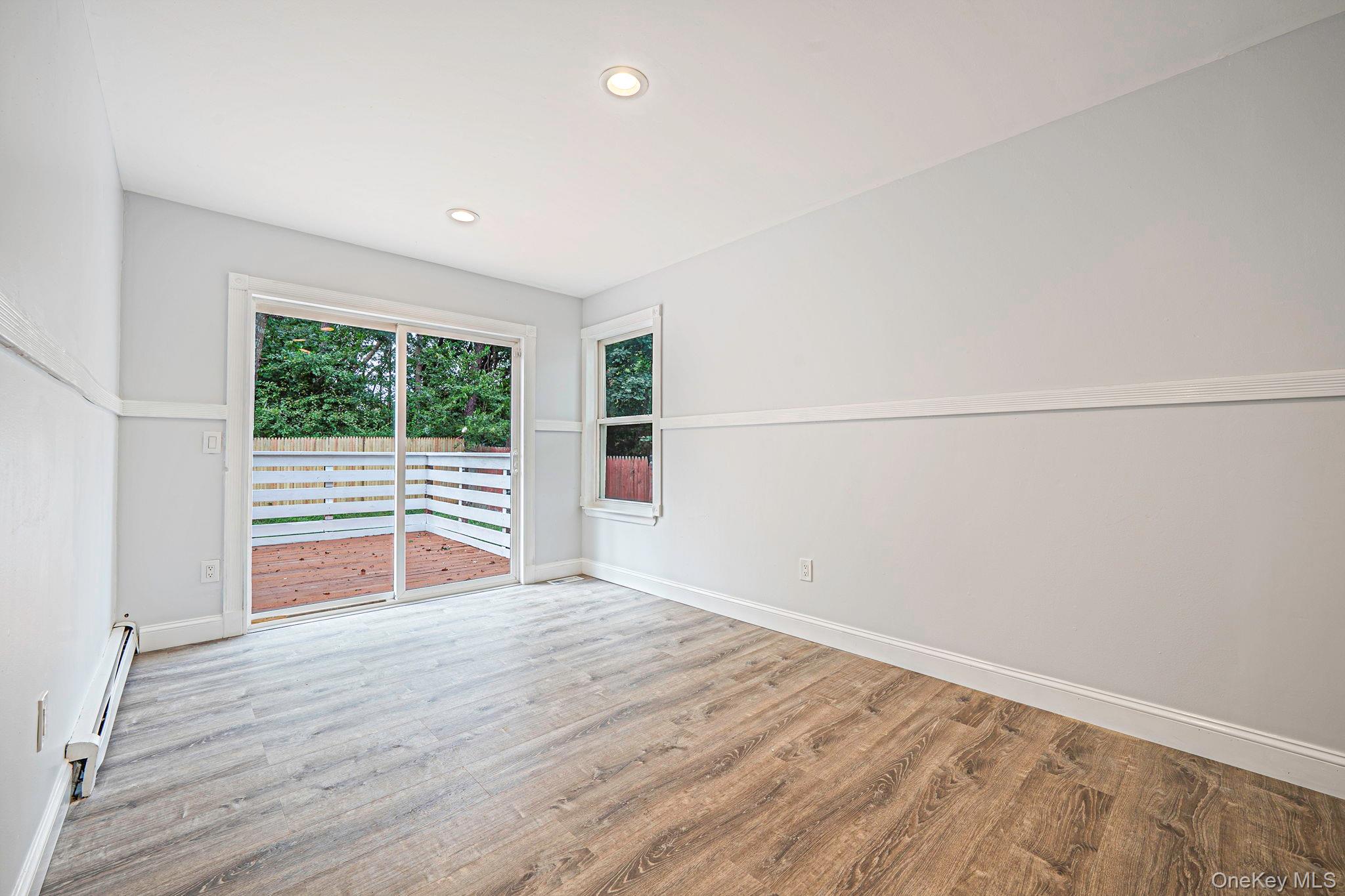 #16 photo, 14 Hawthorne Street, サフォーク郡 Mastic , NY 11950