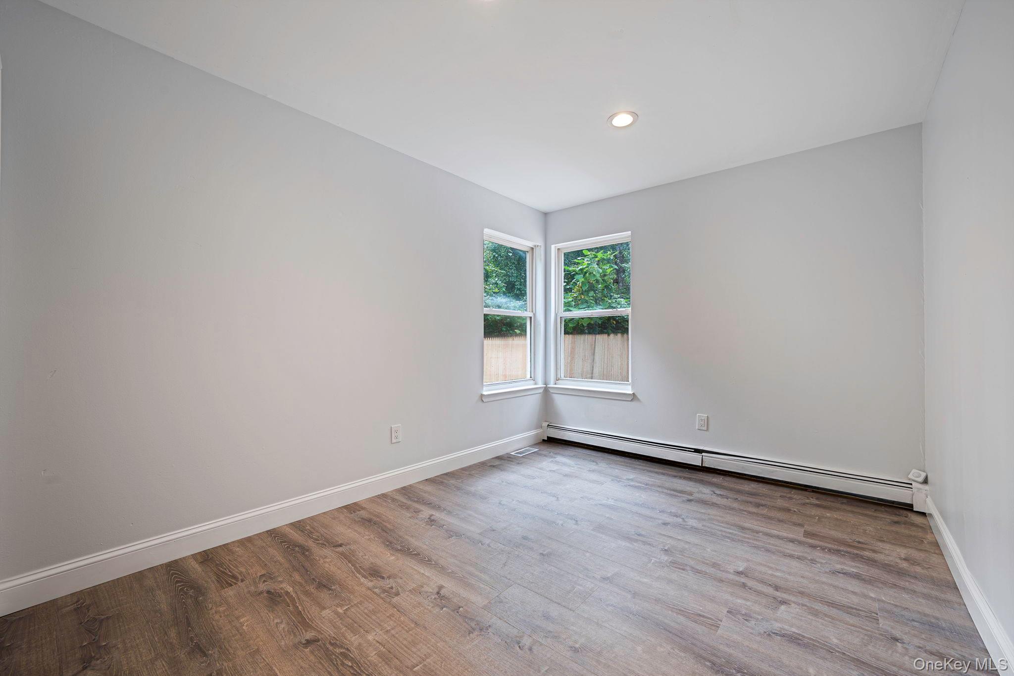 #18 photo, 14 Hawthorne Street, サフォーク郡 Mastic , NY 11950