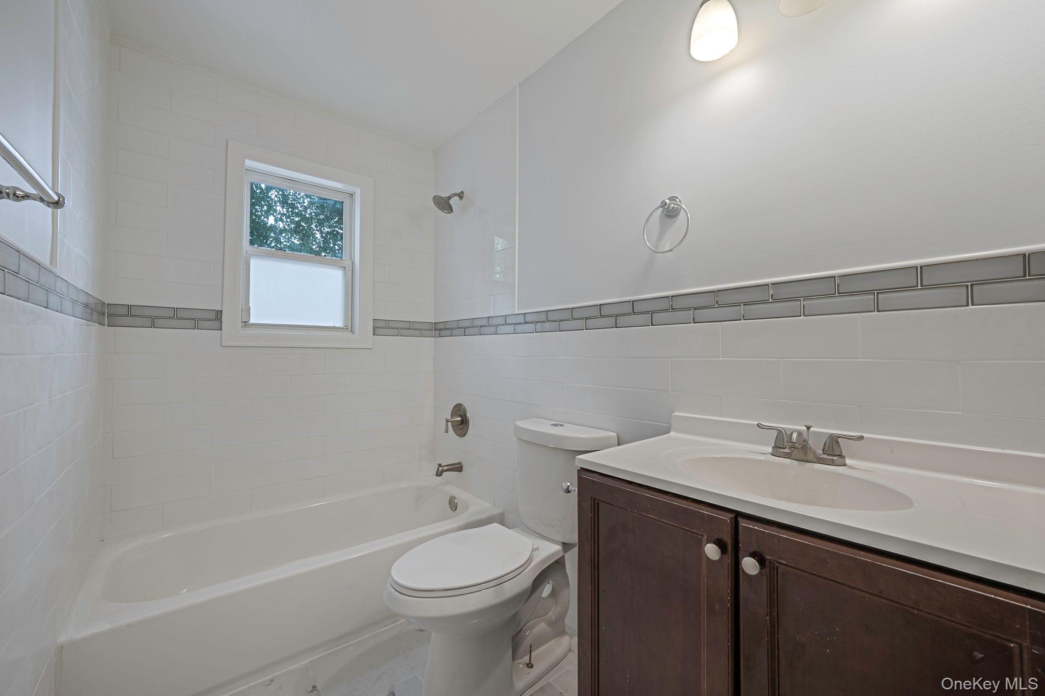 #19 photo, 14 Hawthorne Street, サフォーク郡 Mastic , NY 11950