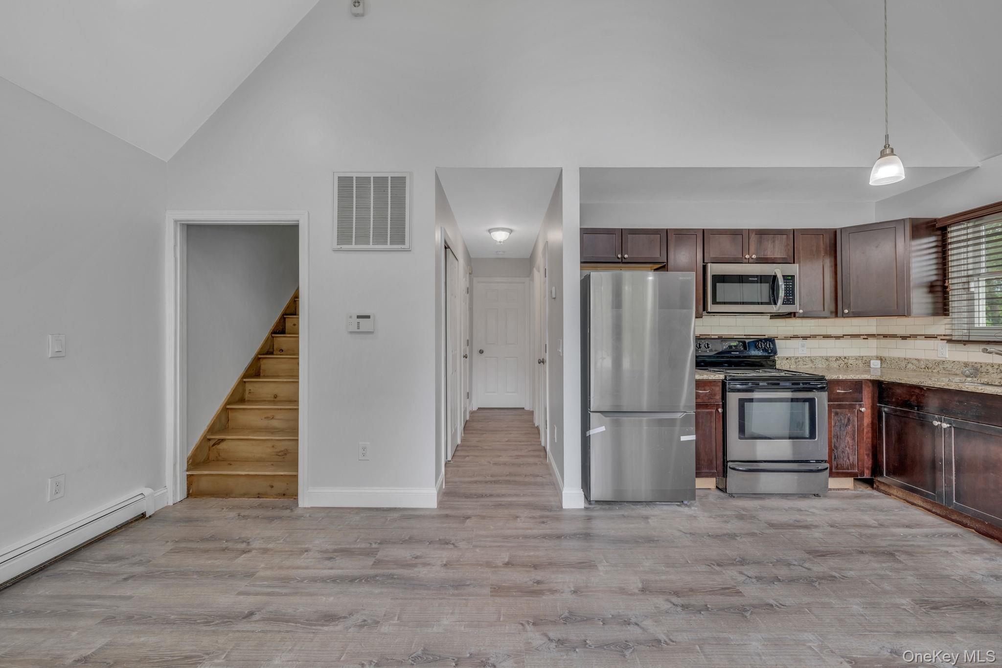 #2 photo, 14 Hawthorne Street, サフォーク郡 Mastic , NY 11950