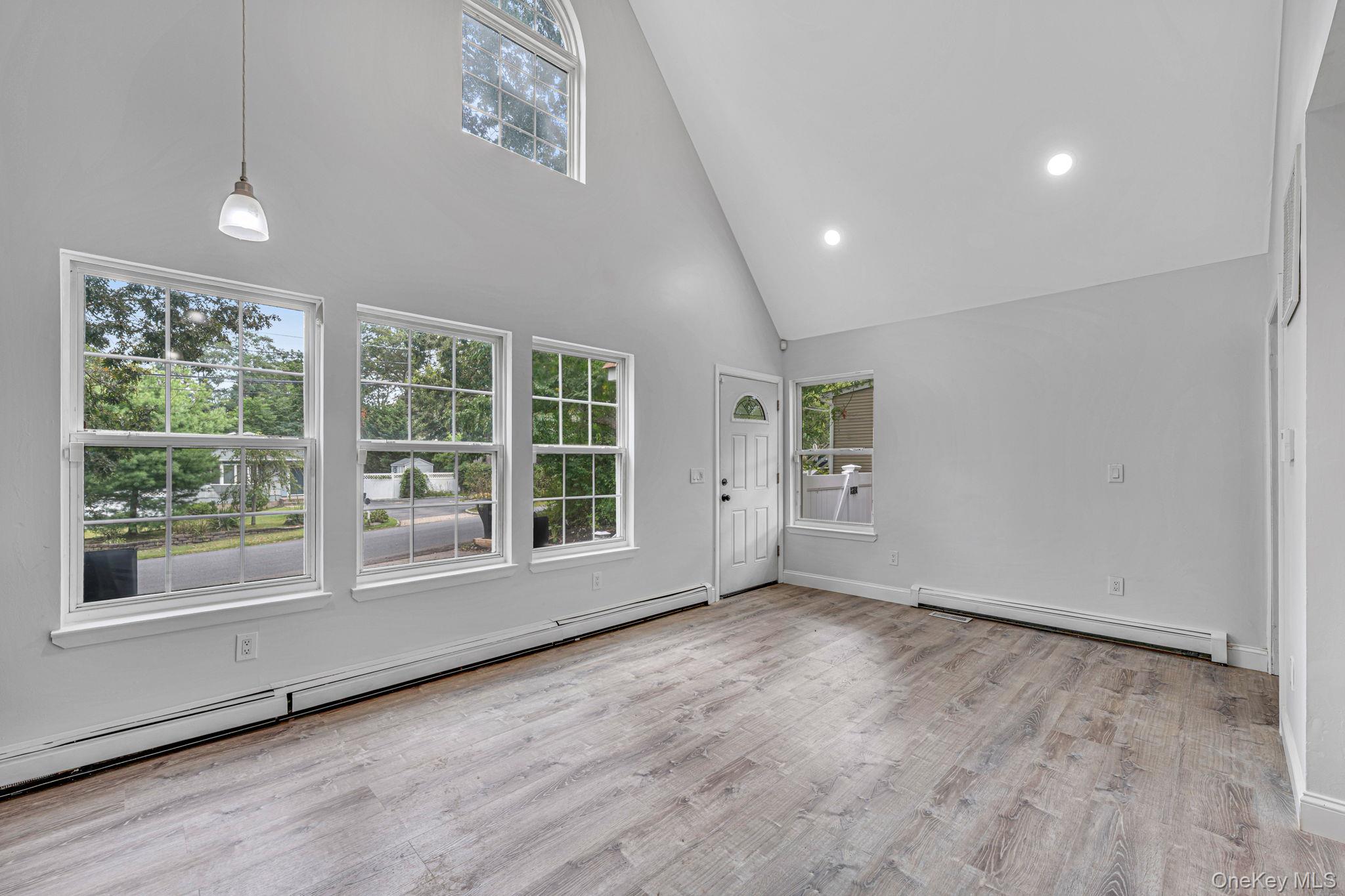 #4 photo, 14 Hawthorne Street, サフォーク郡 Mastic , NY 11950