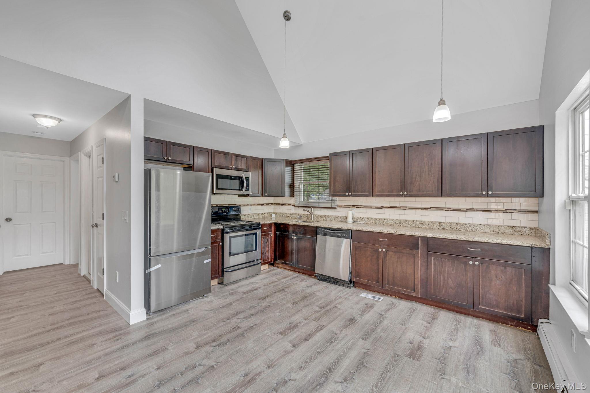 #6 photo, 14 Hawthorne Street, サフォーク郡 Mastic , NY 11950