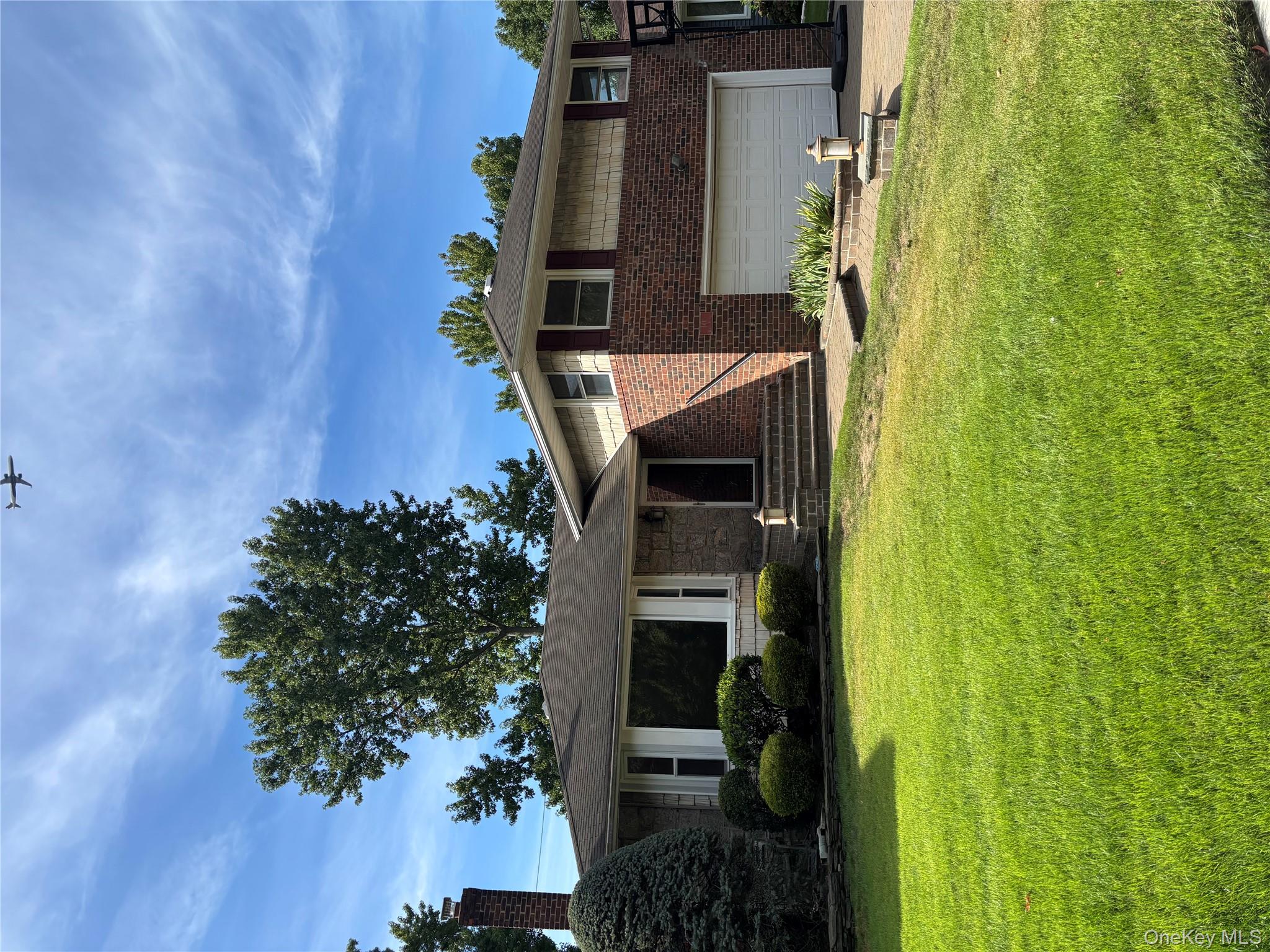 #1 photo, 144 Asbury Avenue, नासाउ काउंटी Carle Place , NY 11514