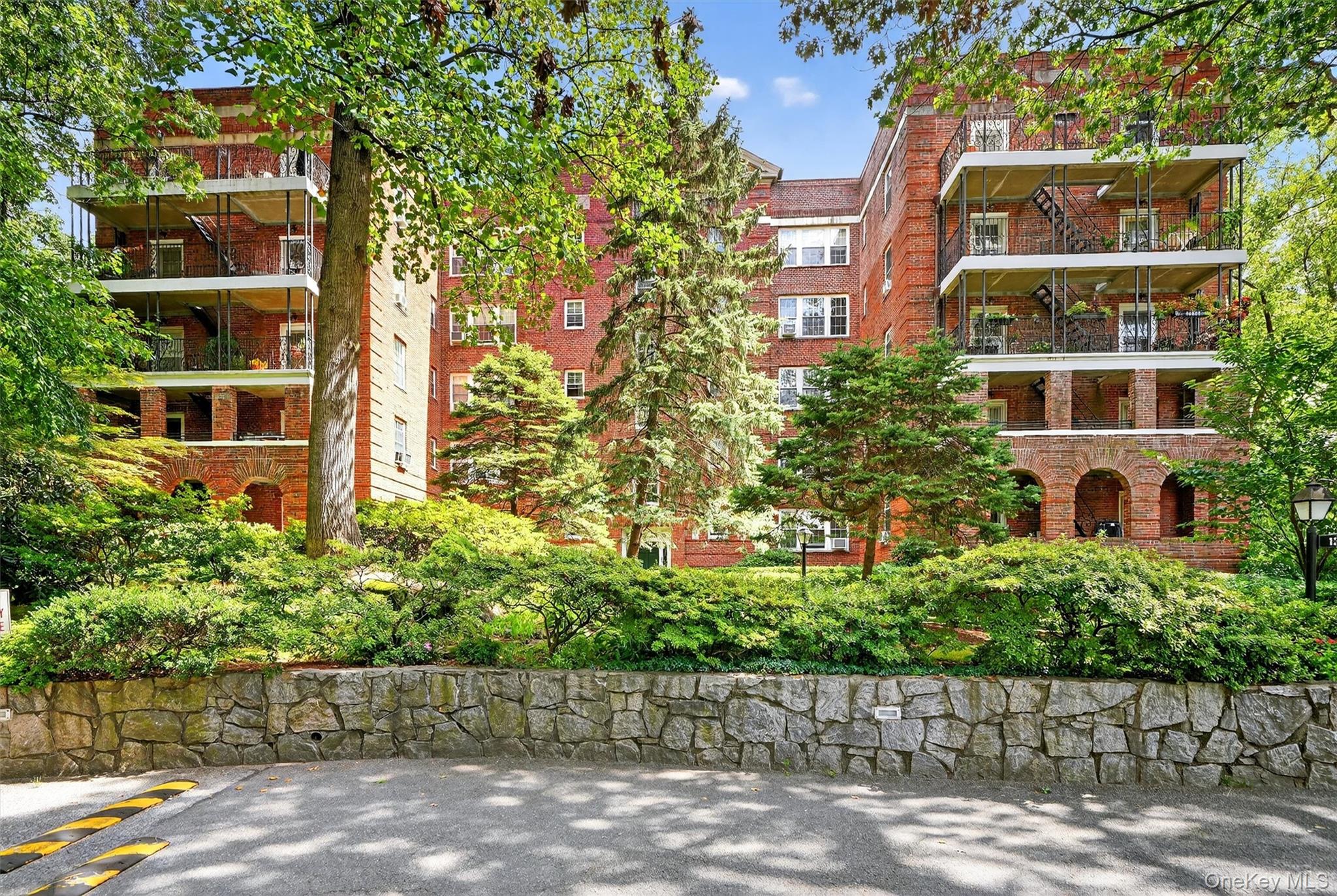 #1 photo, 1360 Midland Avenue, הברונקס Bronxville , NY 10708