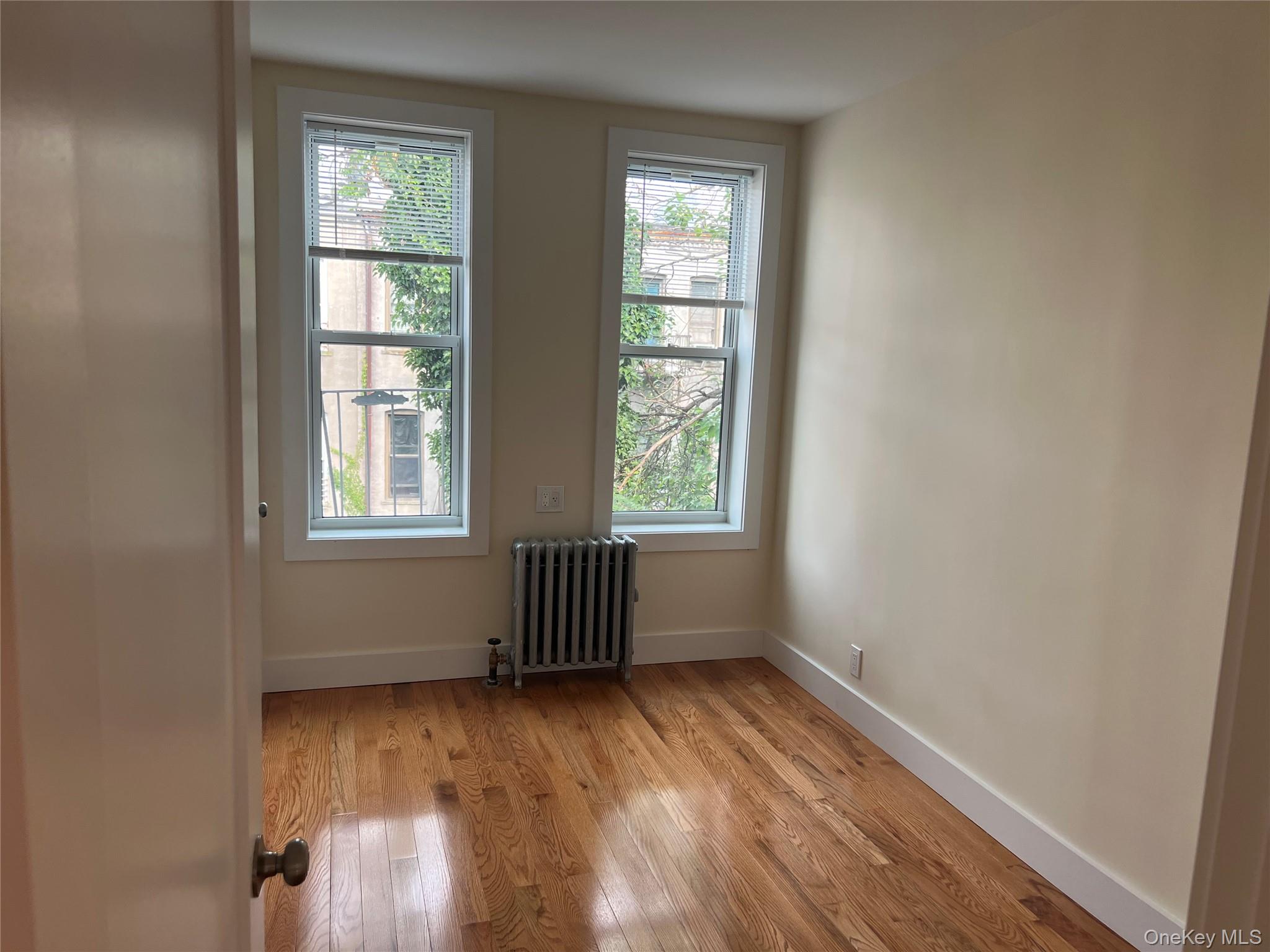 #9 photo, 30-20 43rd Street, クイーンズ区 Astoria , NY 11103