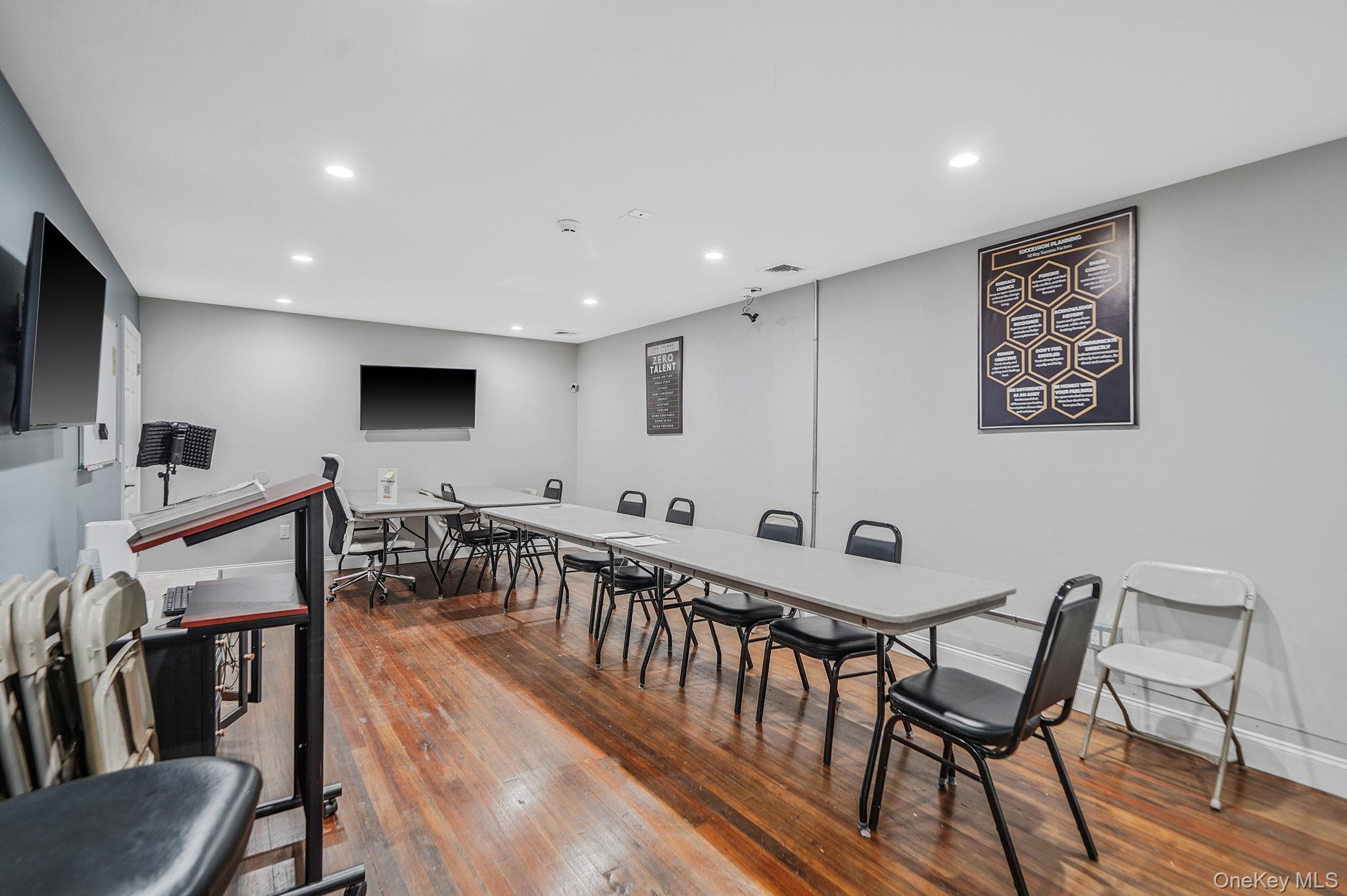 #13 photo, 47 W Main Street, サフォーク郡 Smithtown , NY 11787