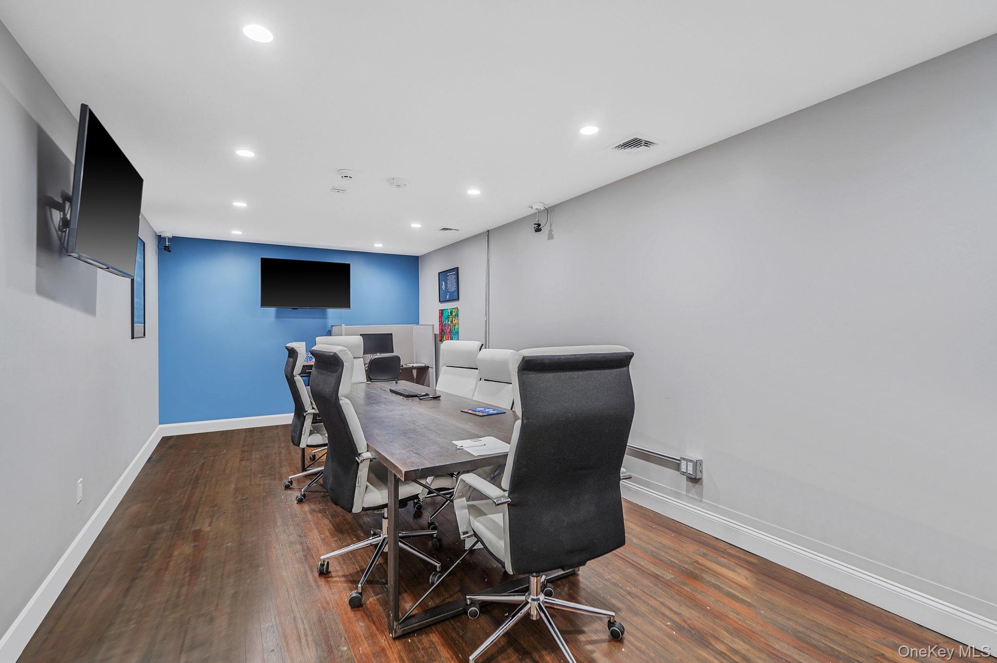 #20 photo, 47 W Main Street, サフォーク郡 Smithtown , NY 11787