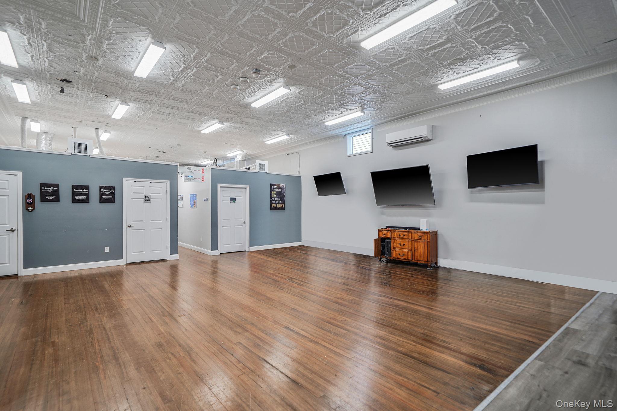 #8 photo, 47 W Main Street, サフォーク郡 Smithtown , NY 11787