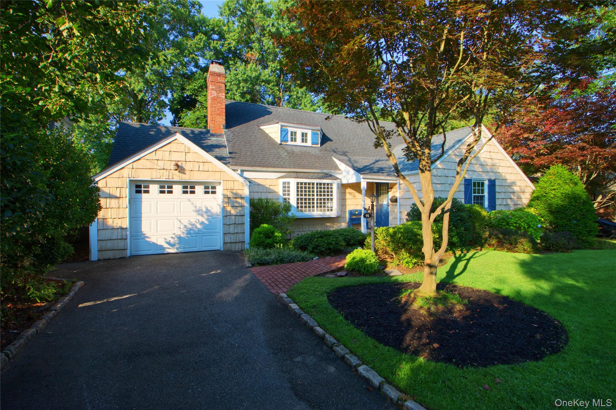 #1 photo, 170 Oak Street, नासाउ काउंटी Floral Park , NY 11001