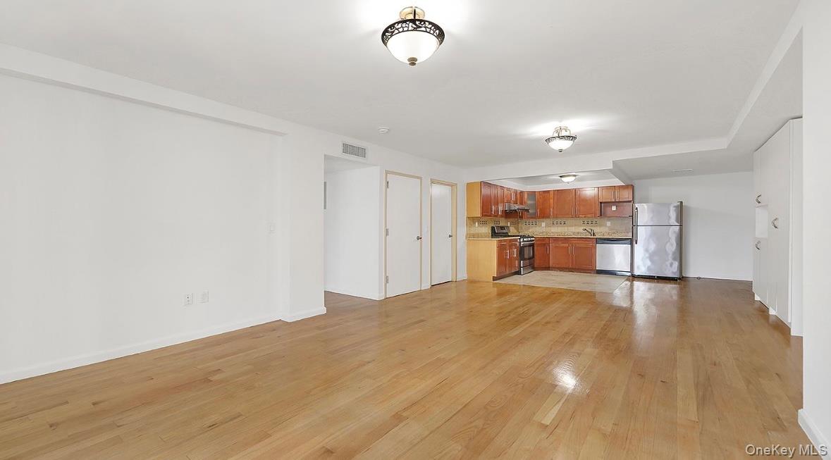 #13 photo, 140-75 Ash, クイーンズ区 Flushing , NY 11355