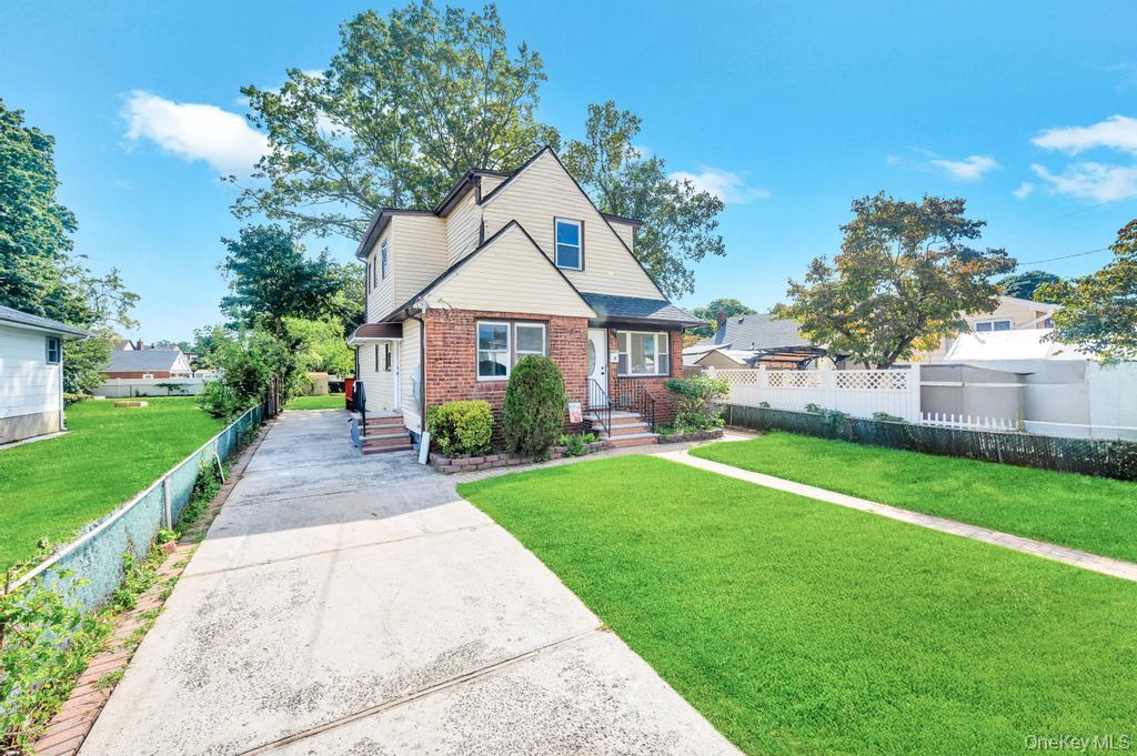 #1 photo, 54 Hansom Place, नासाउ काउंटी Roosevelt , NY 11575