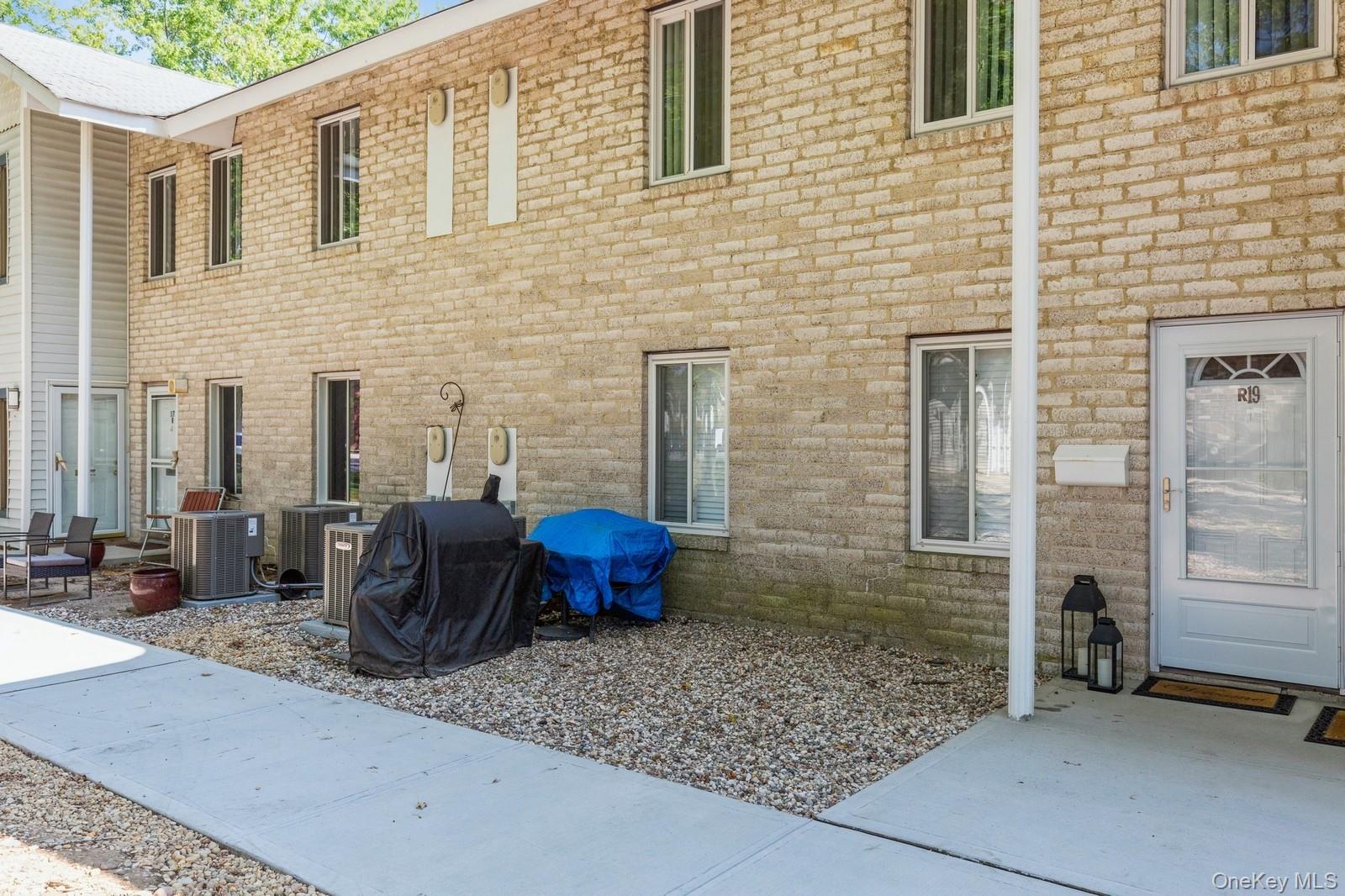 #3 photo, 19 Redwood Court, サフォーク郡 Coram , NY 11727