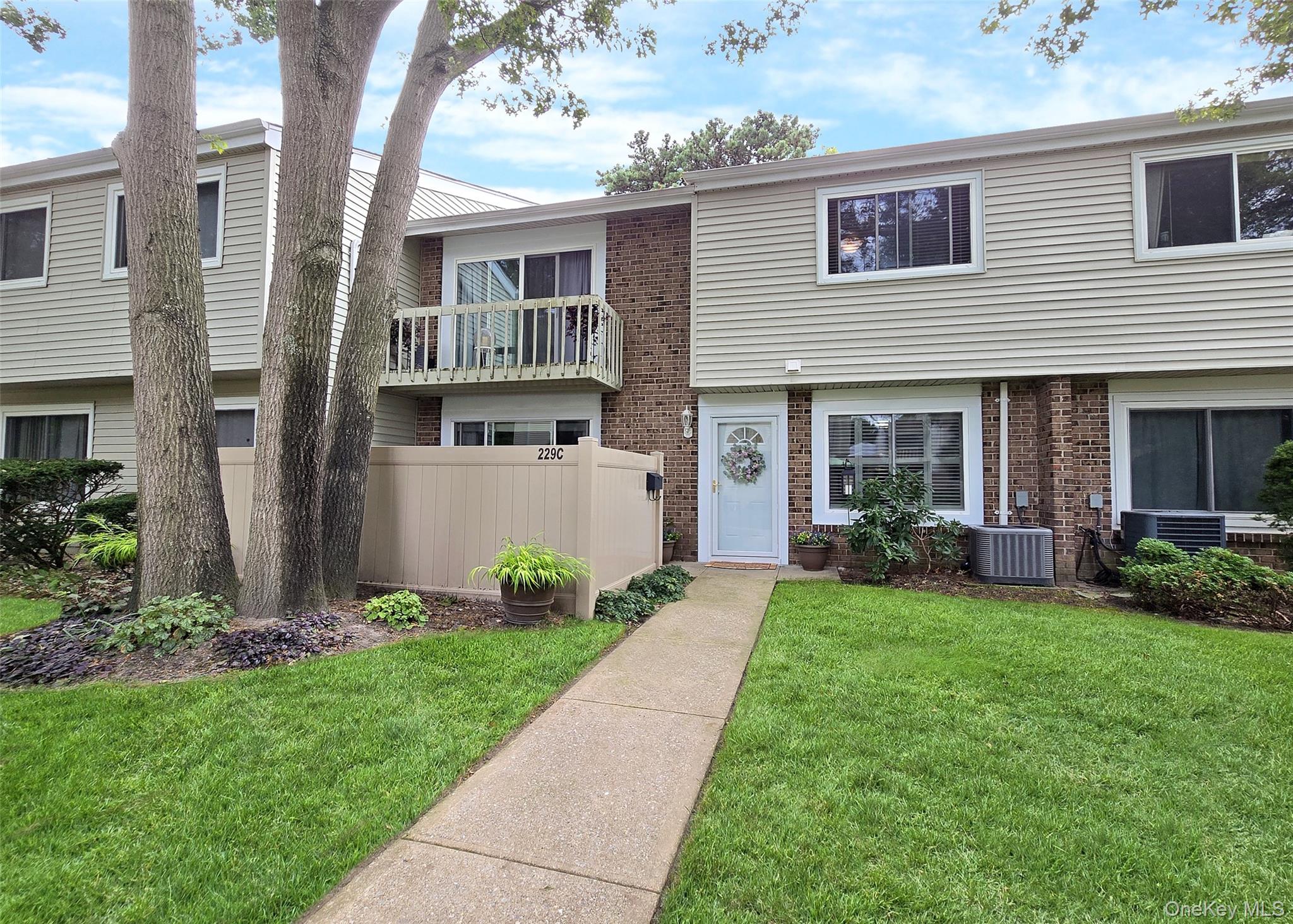 #1 photo, 229 Springmeadow Drive, 东长岛 Holbrook , NY 11741