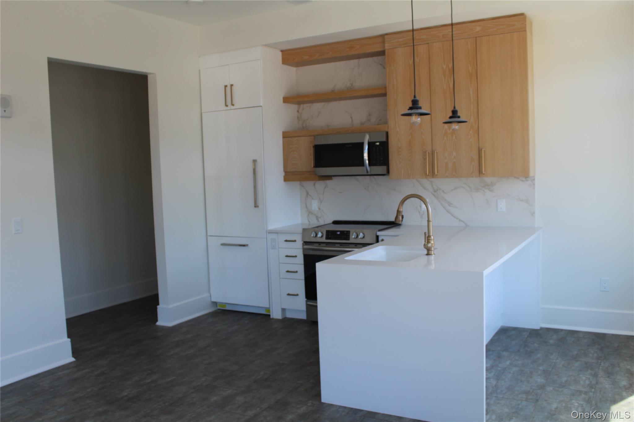 #2 photo, 331 E Main Street, サフォーク郡 Riverhead , NY 11901