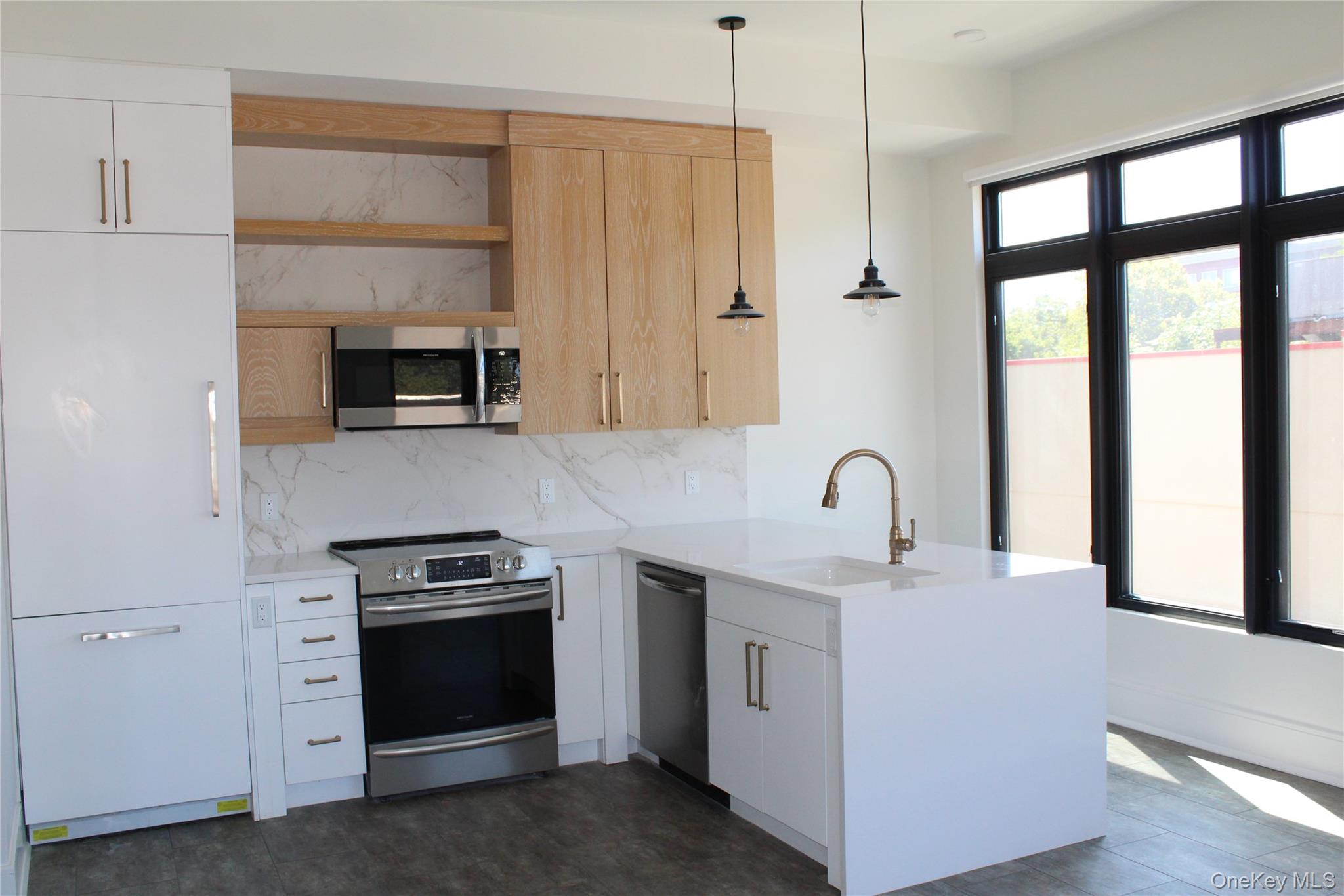 #3 photo, 331 E Main Street, サフォーク郡 Riverhead , NY 11901