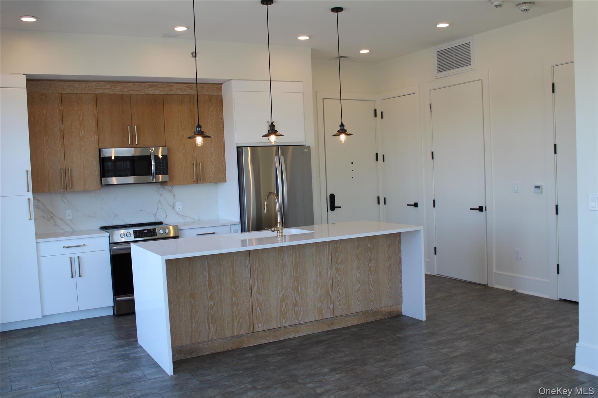 #4 photo, 331 E Main Street, サフォーク郡 Riverhead , NY 11901