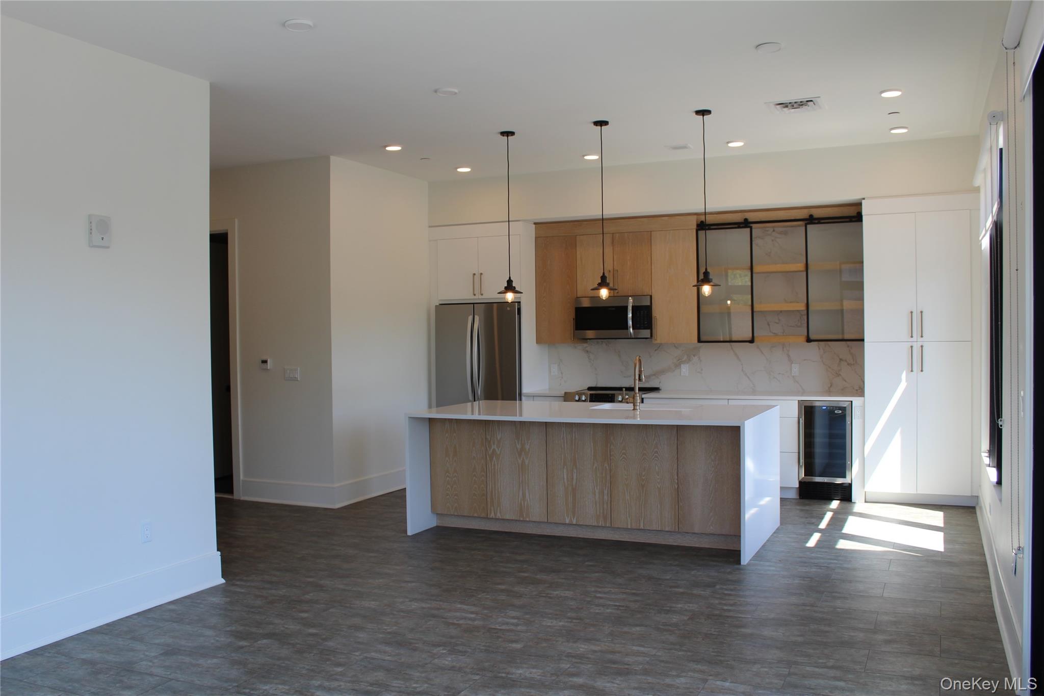 #2 photo, 331 E Main Street, サフォーク郡 Riverhead , NY 11901