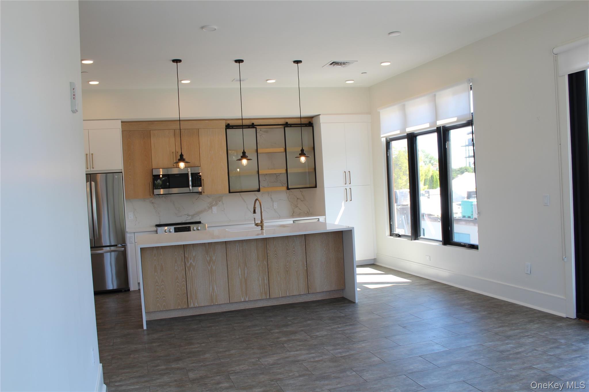 #3 photo, 331 E Main Street, サフォーク郡 Riverhead , NY 11901