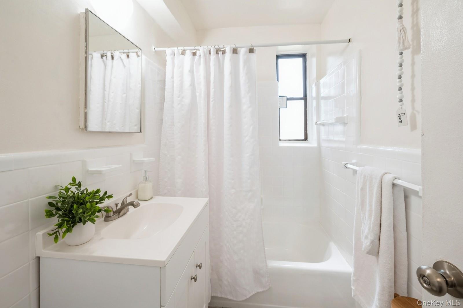 #7 photo, 678 Warburton Avenue, Yonkers , NY 10701