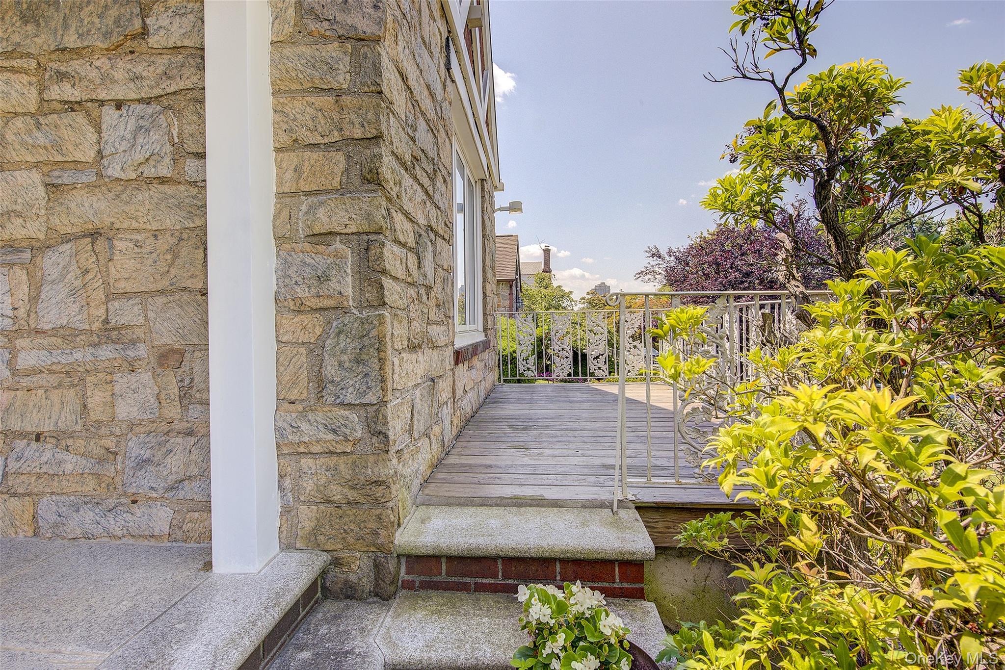 #4 photo, 135-40 78th Road, クイーンズ区 Kew Garden Hills , NY 11367