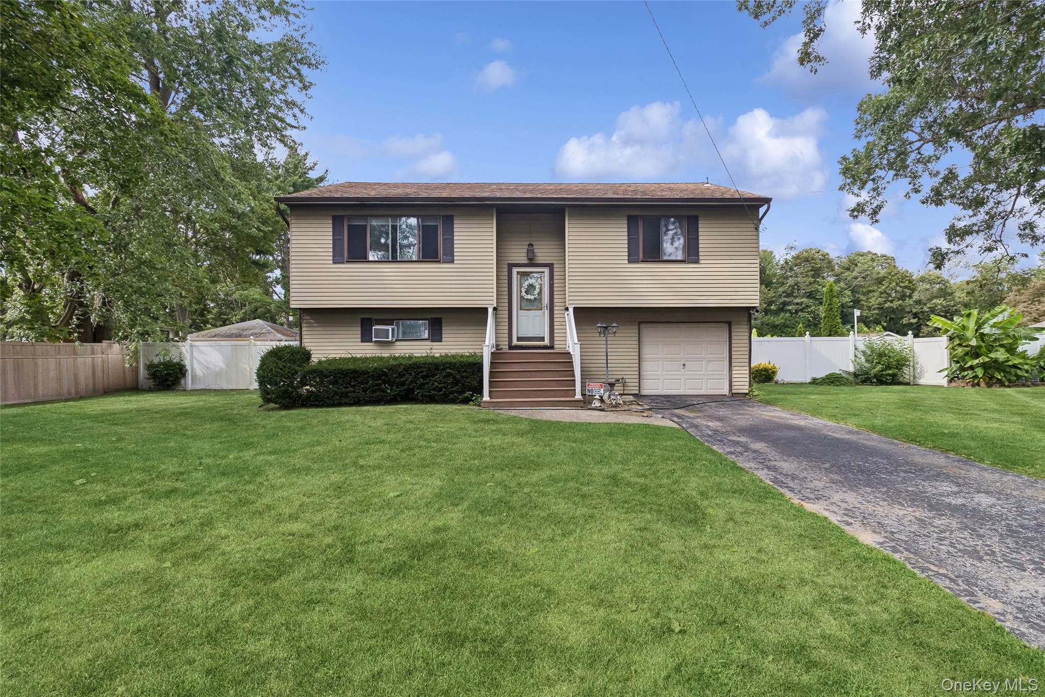 #1 photo, 127 Floral Park Street, מחוז סאפוק Islip Terrace , NY 11752