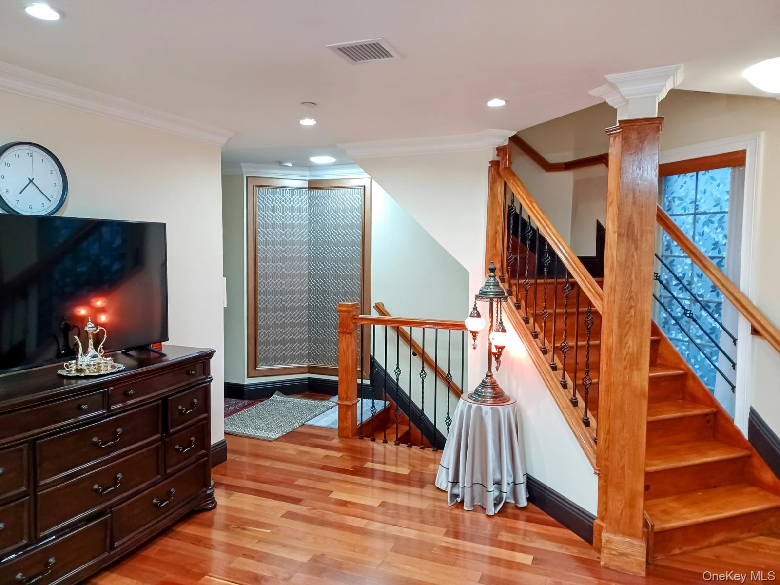 #11 photo, 127-22 Kew Gardens Road, クイーンズ区 Kew Gardens , NY 11415