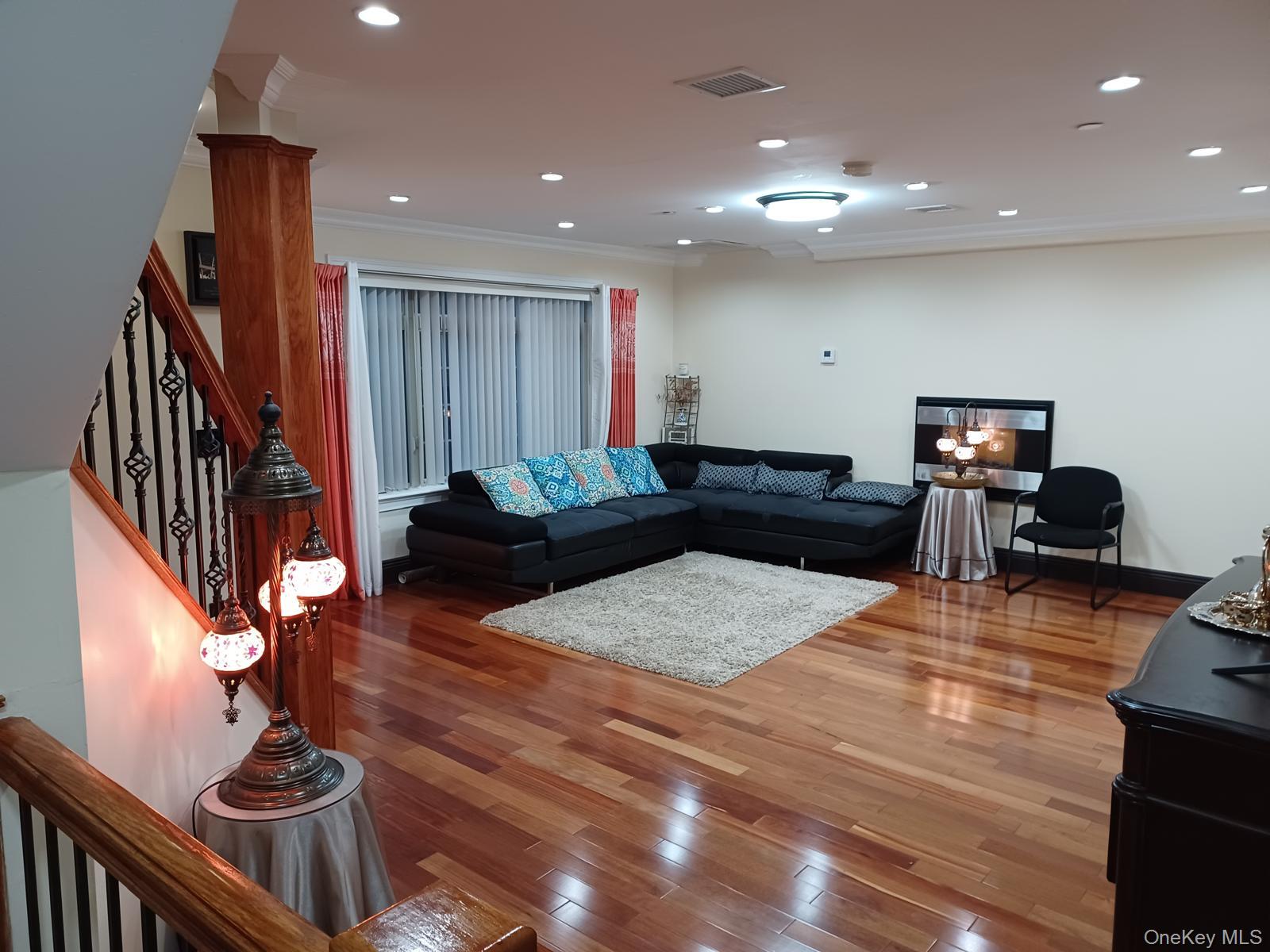 #15 photo, 127-22 Kew Gardens Road, クイーンズ区 Kew Gardens , NY 11415