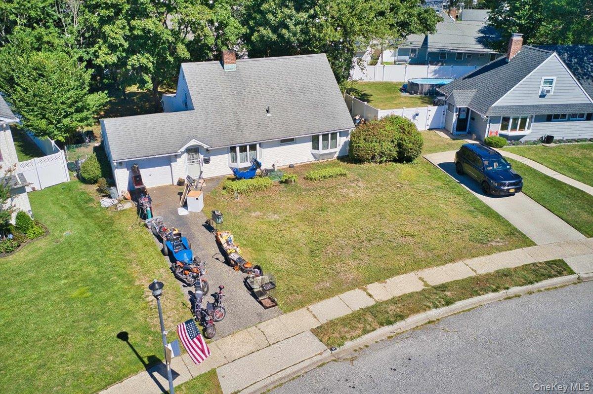 #1 photo, 34 Ripple Lane, नासाउ काउंटी Levittown , NY 11756