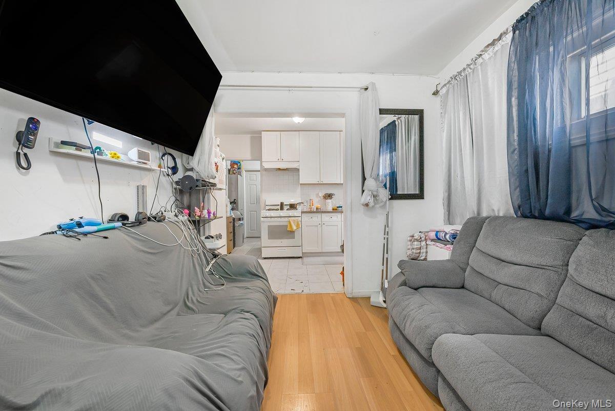 #13 photo, 3214 108th Street, クイーンズ区 East Elmhurst , NY 11369