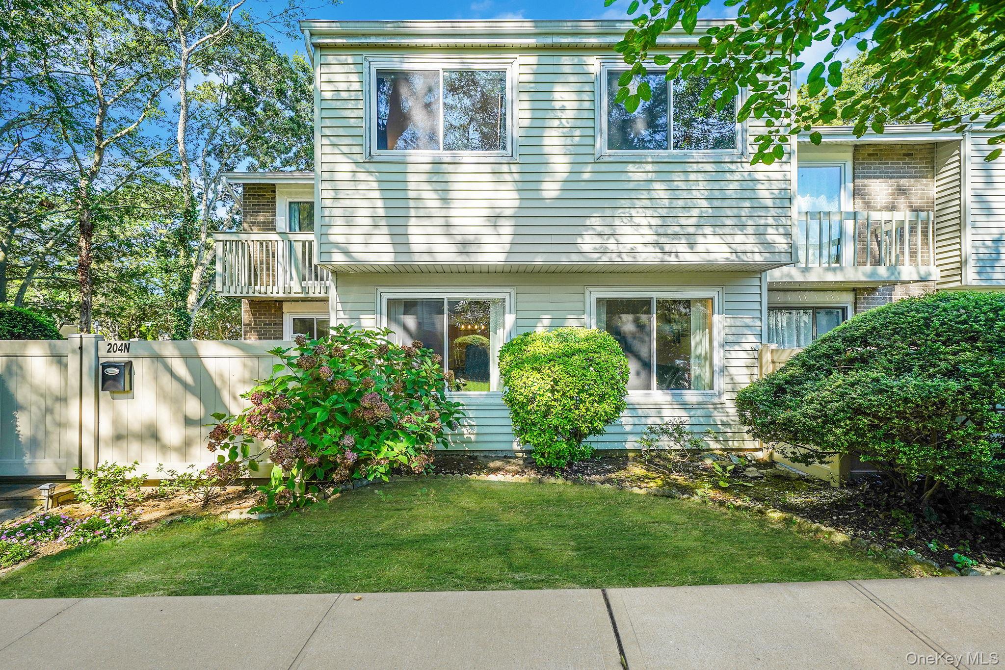 #1 photo, 204 Springmeadow Drive, サフォーク郡 Holbrook , NY 11741