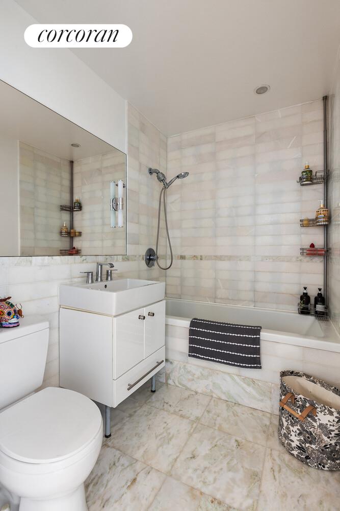 #8 photo, 635 W 42ND Street, マンハッタン Hells Kitchen , NY 10036