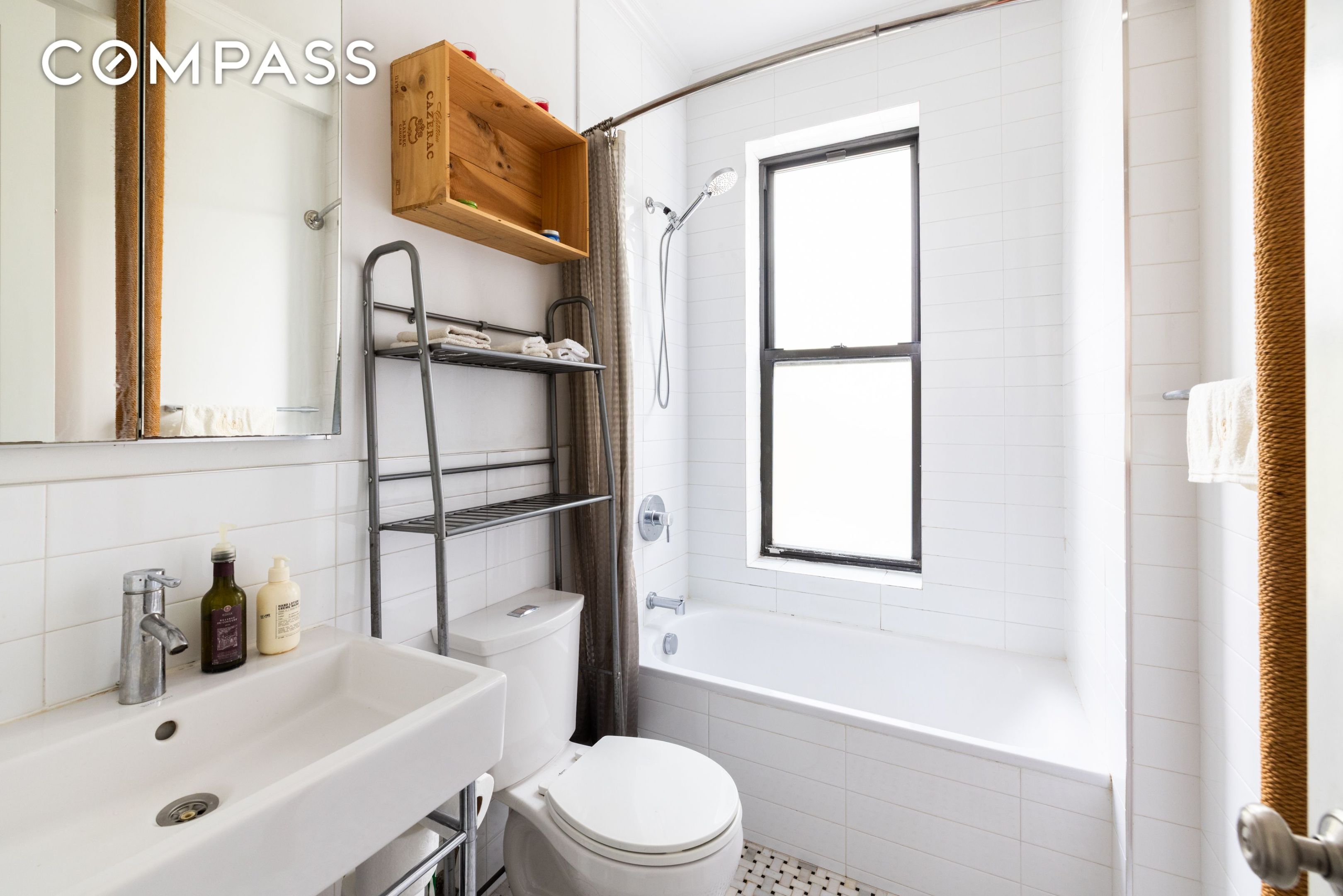 #8 photo, 24-75 38th Street, クイーンズ区 Astoria , NY 11103