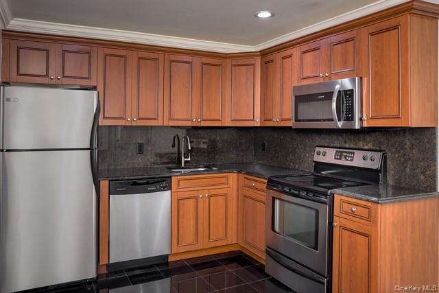 #2 photo, 60 Horseblock Road, サフォーク郡 Centereach , NY 11720