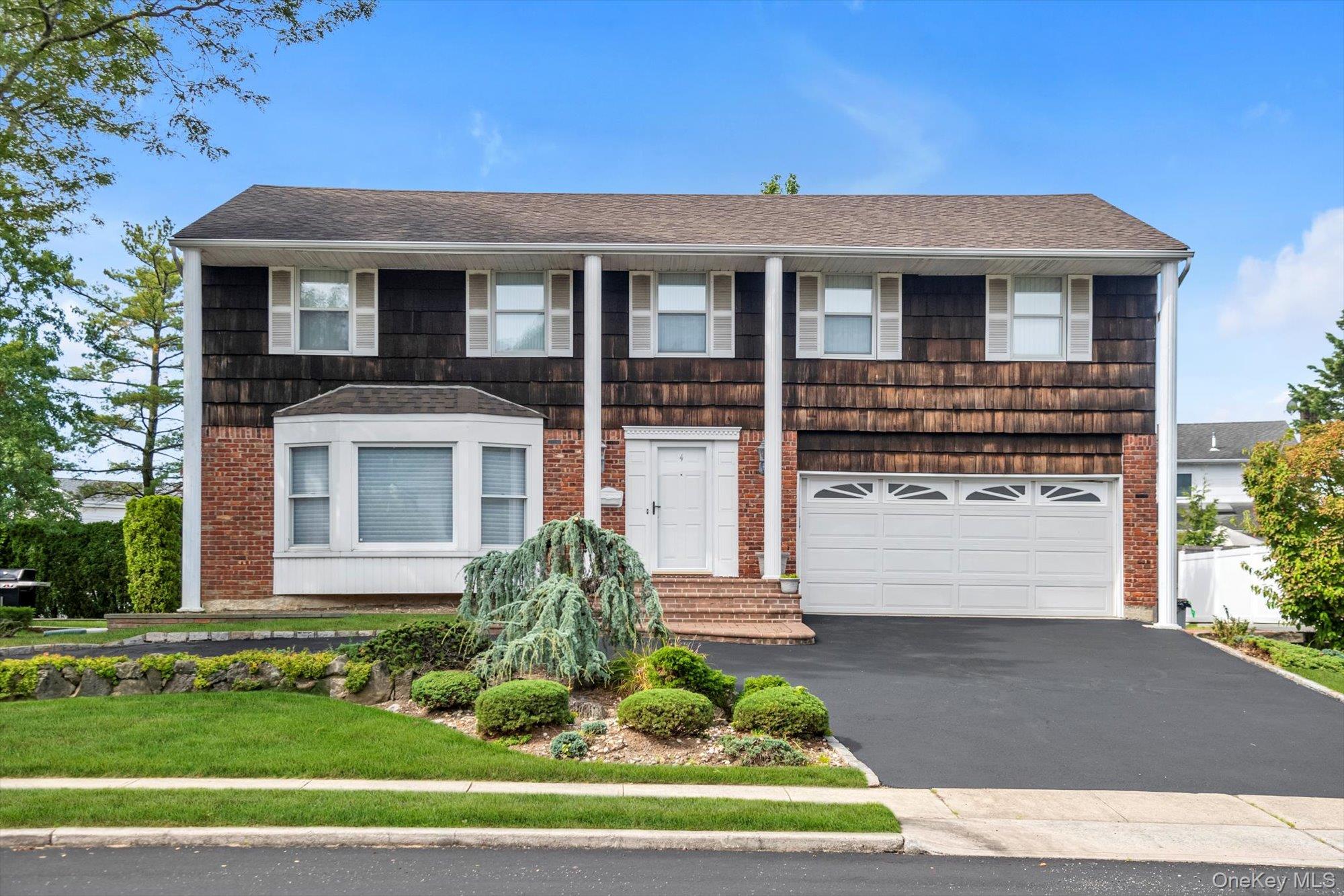 #1 photo, 4 Carriage Road, ناسو Roslyn , NY 11576