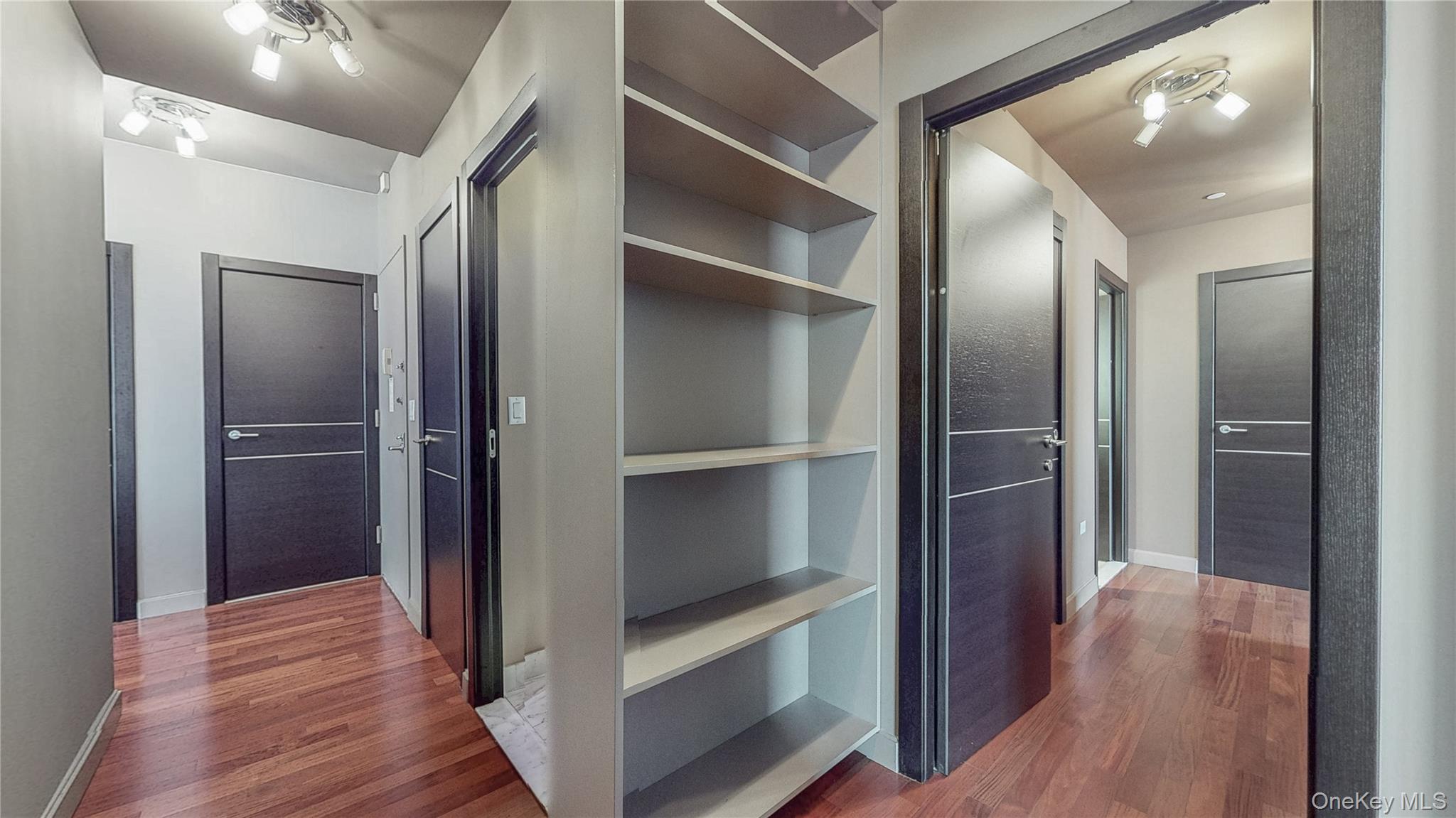 #13 photo, 10724 71st Road, クイーンズ区 Forest Hills , NY 11375