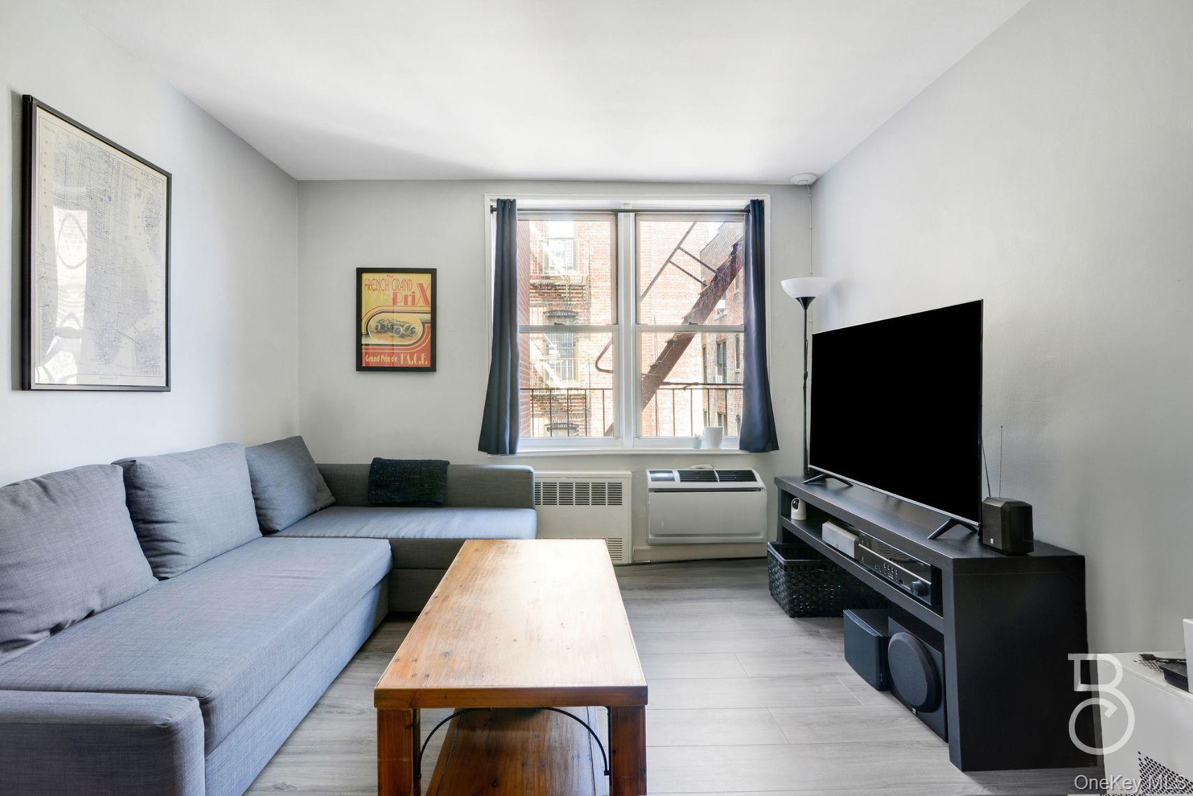 #1 photo, 39-76 57th Street, クイーンズ区 Woodside , NY 11377