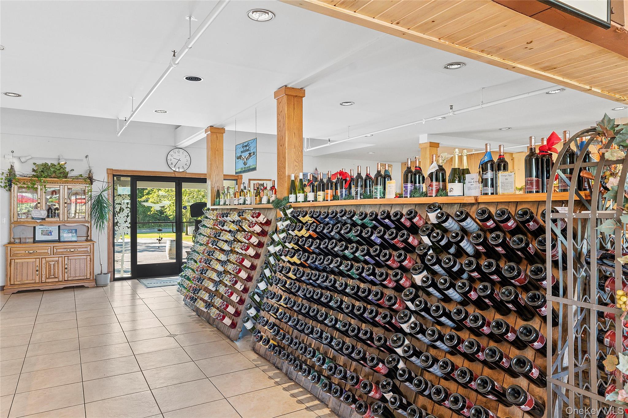 #19 photo, 44075 Route 25, サフォーク郡 Peconic , NY 11971