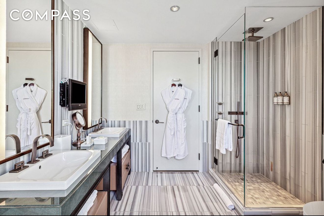 #8 photo, 246 Spring Street, マンハッタン Hudson Square , NY 10013