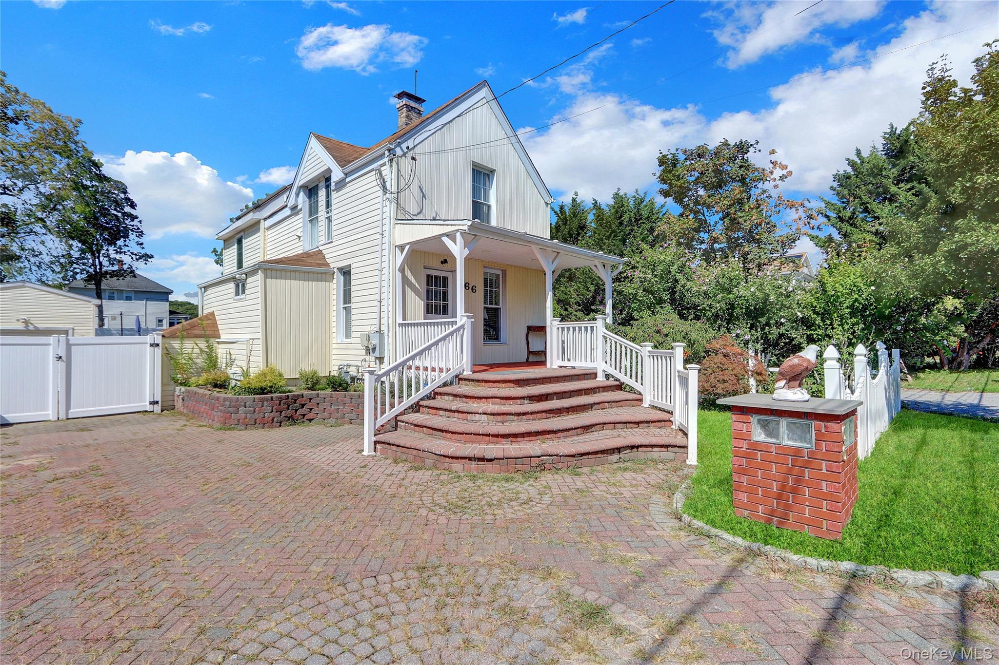 #1 photo, 66 Center Avenue, サフォーク郡 Bay Shore , NY 11706