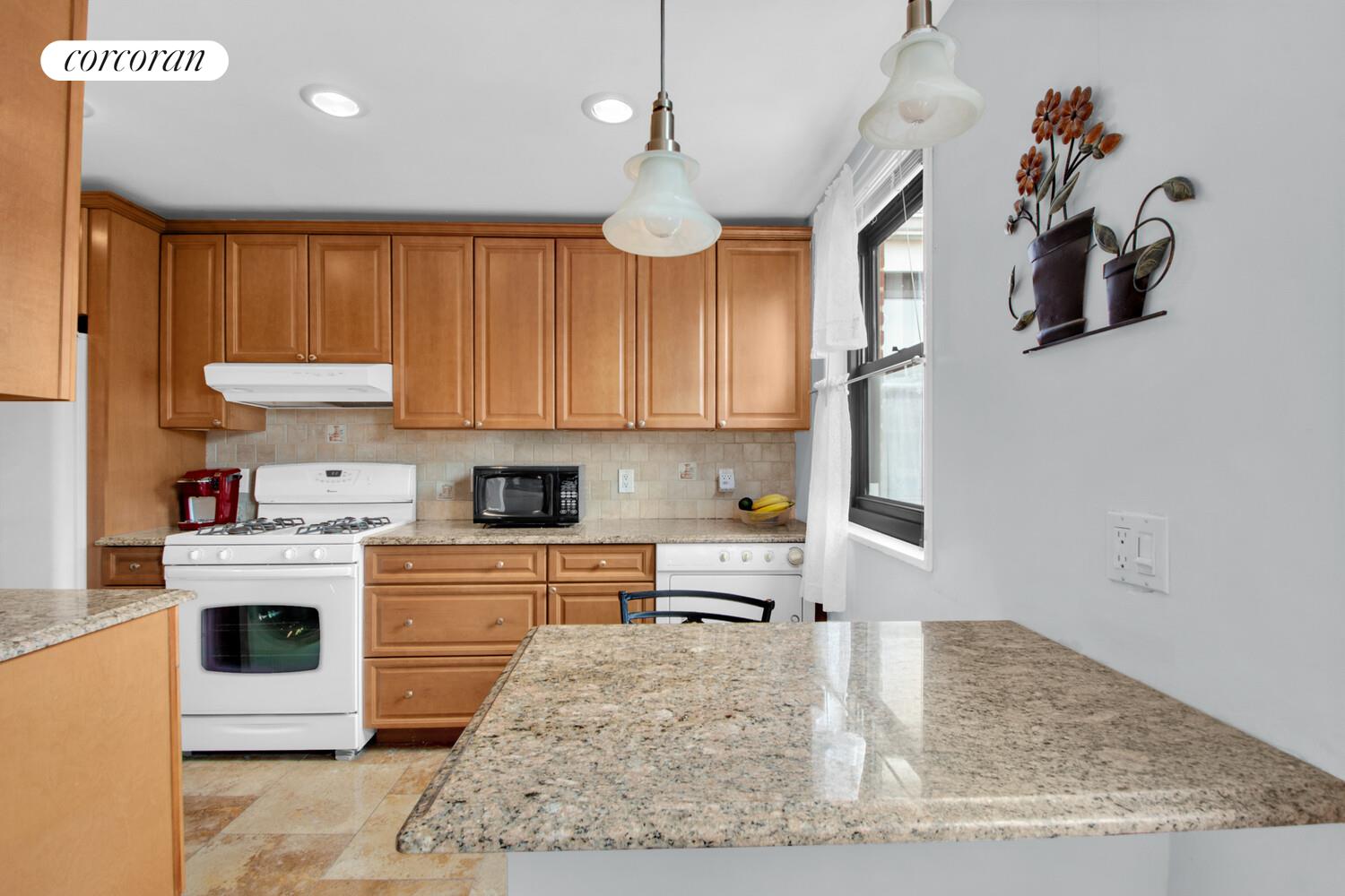 #1 photo, 21-29 UTOPIA Parkway, クイーンズ区 Bay Terrace , NY 11357