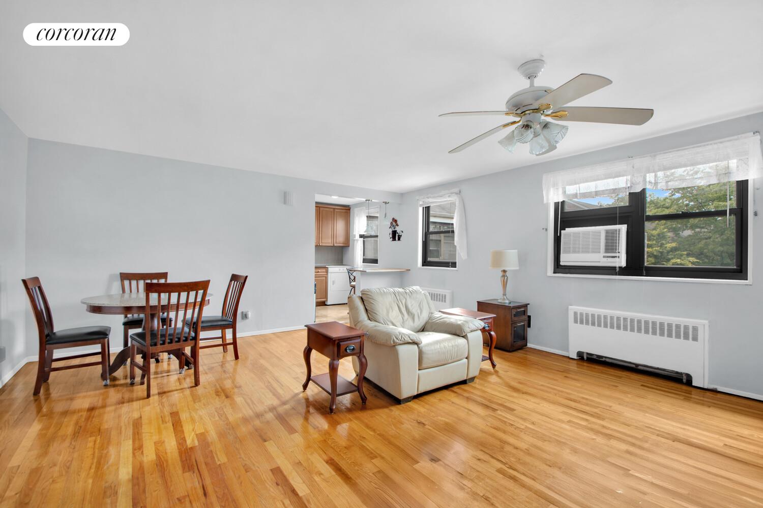 #3 photo, 21-29 UTOPIA Parkway, クイーンズ区 Bay Terrace , NY 11357