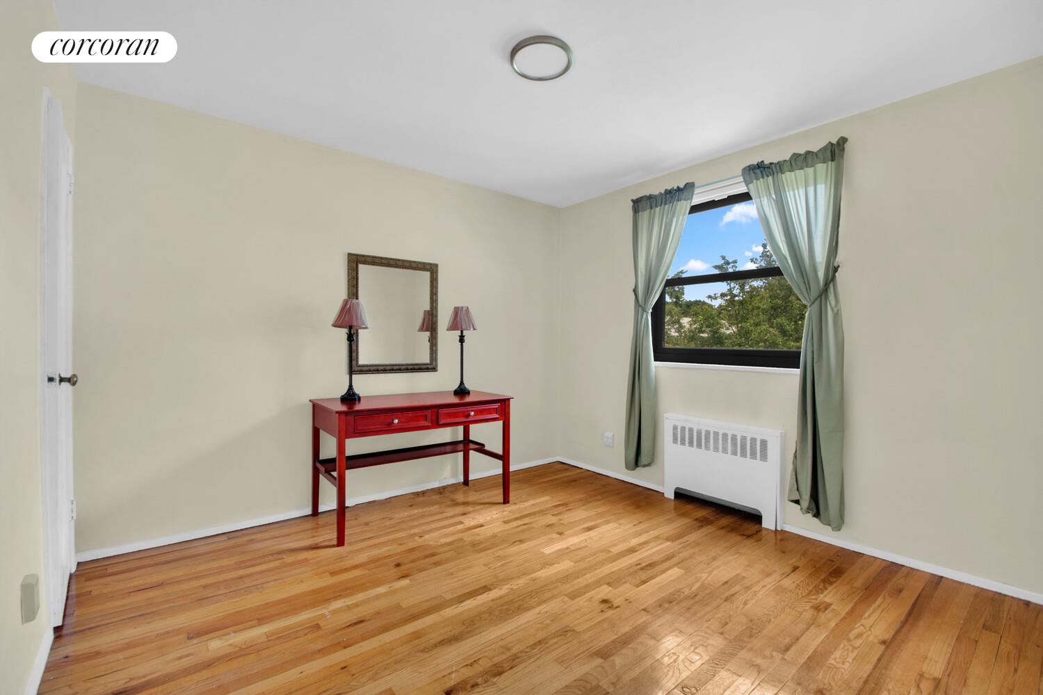 #5 photo, 21-29 UTOPIA Parkway, クイーンズ区 Bay Terrace , NY 11357