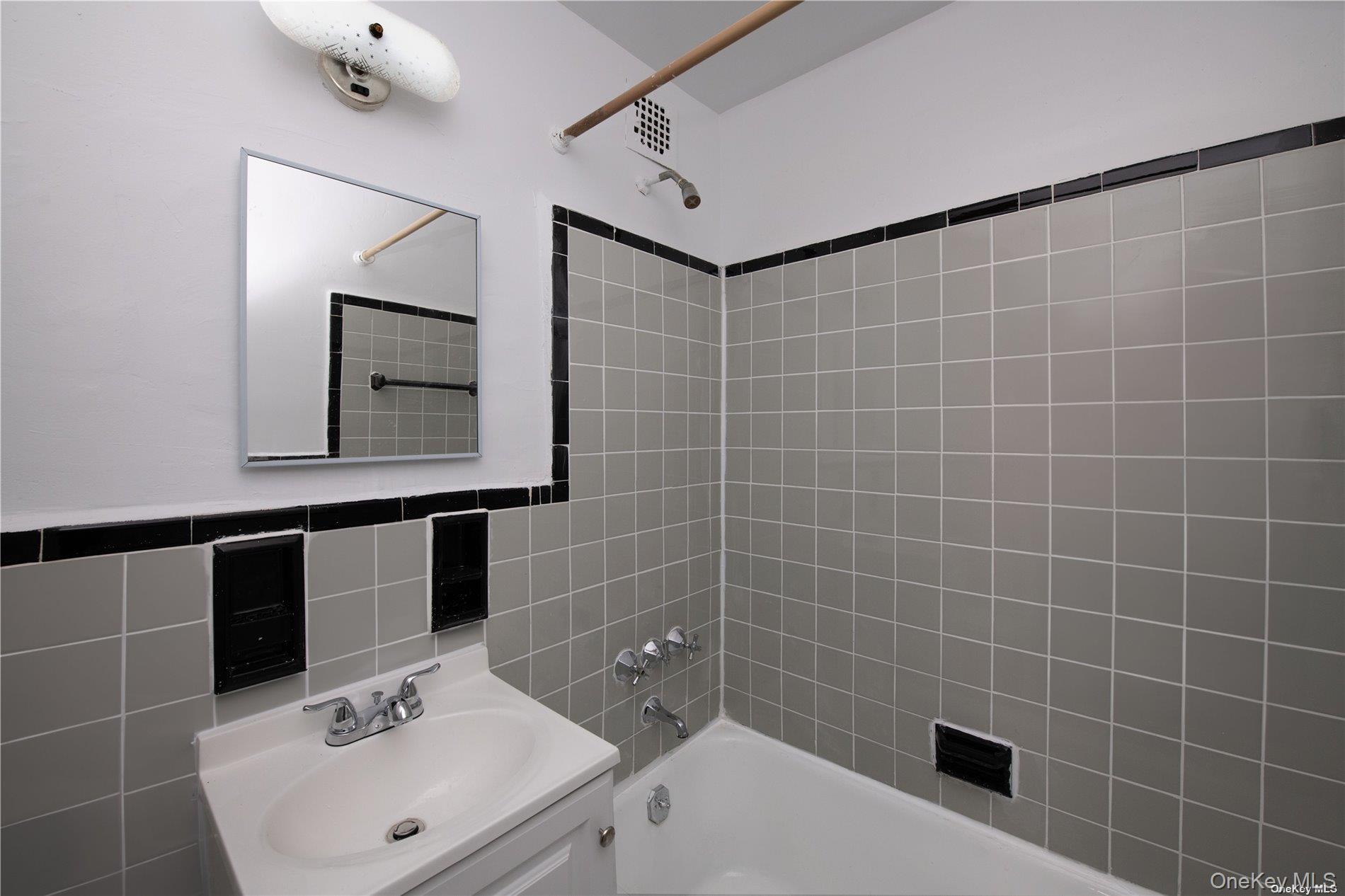 #9 photo, 94-30 58 Avenue, クイーンズ区 Elmhurst , NY 11373