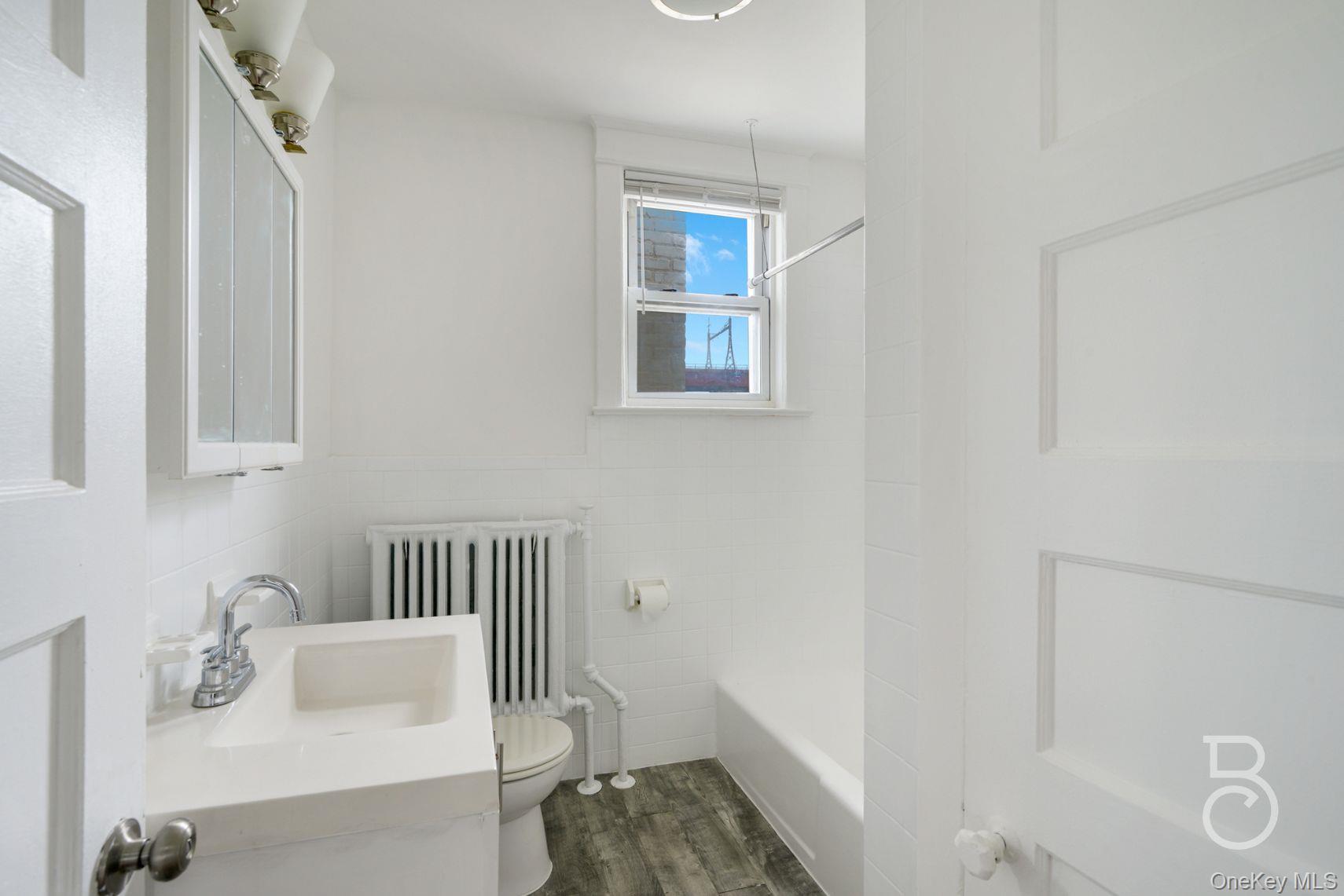 #10 photo, 27-12 Ditmars Boulevard, अस्टोरिया Astoria , NY 11105