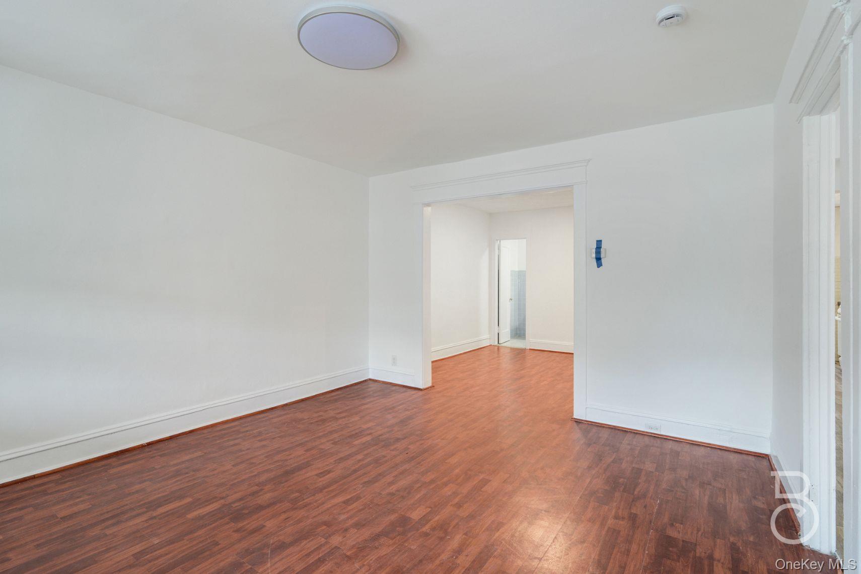 #13 photo, 27-12 Ditmars Boulevard, अस्टोरिया Astoria , NY 11105