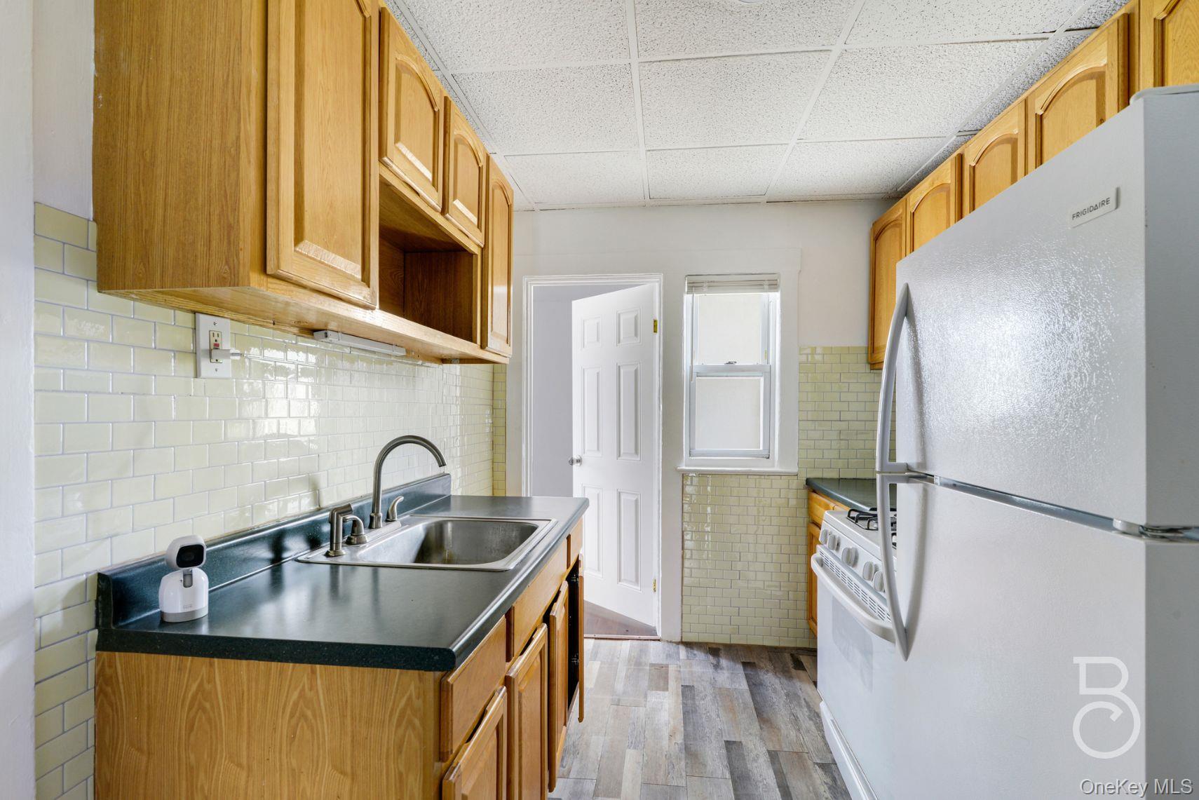 #7 photo, 27-12 Ditmars Boulevard, अस्टोरिया Astoria , NY 11105