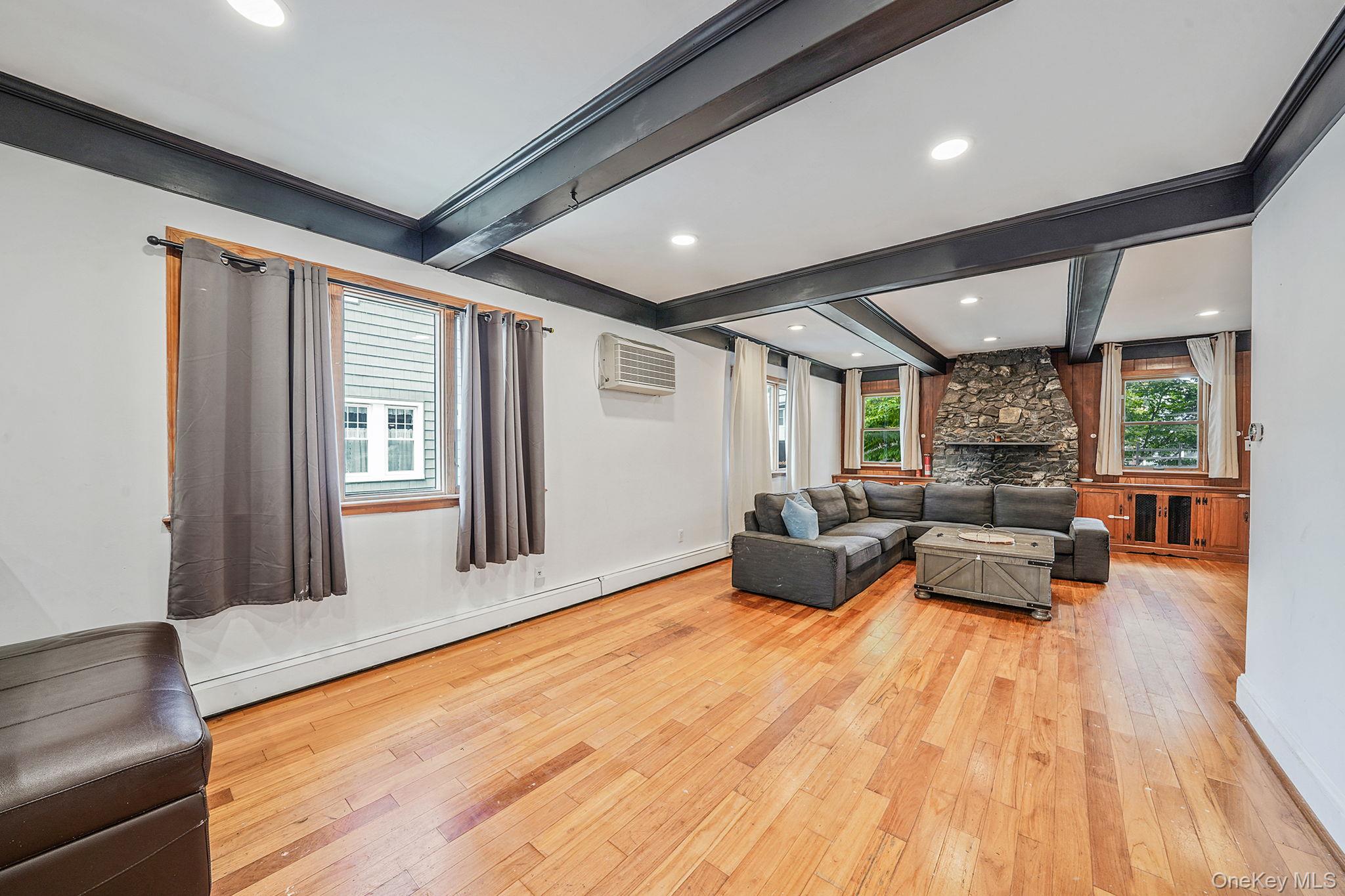 #1 photo, 17 Aberdeen Street, नासाउ काउंटी Malverne , NY 11565