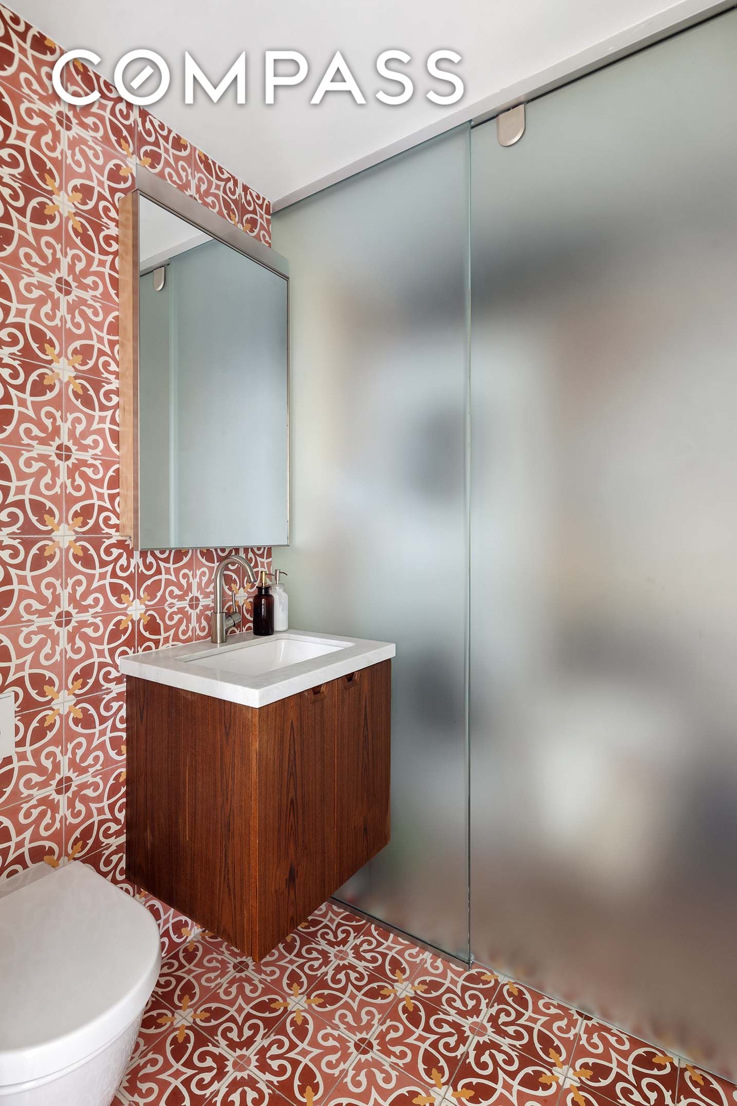 #10 photo, 211 E 3rd Street, マンハッタン East Village , NY 10009