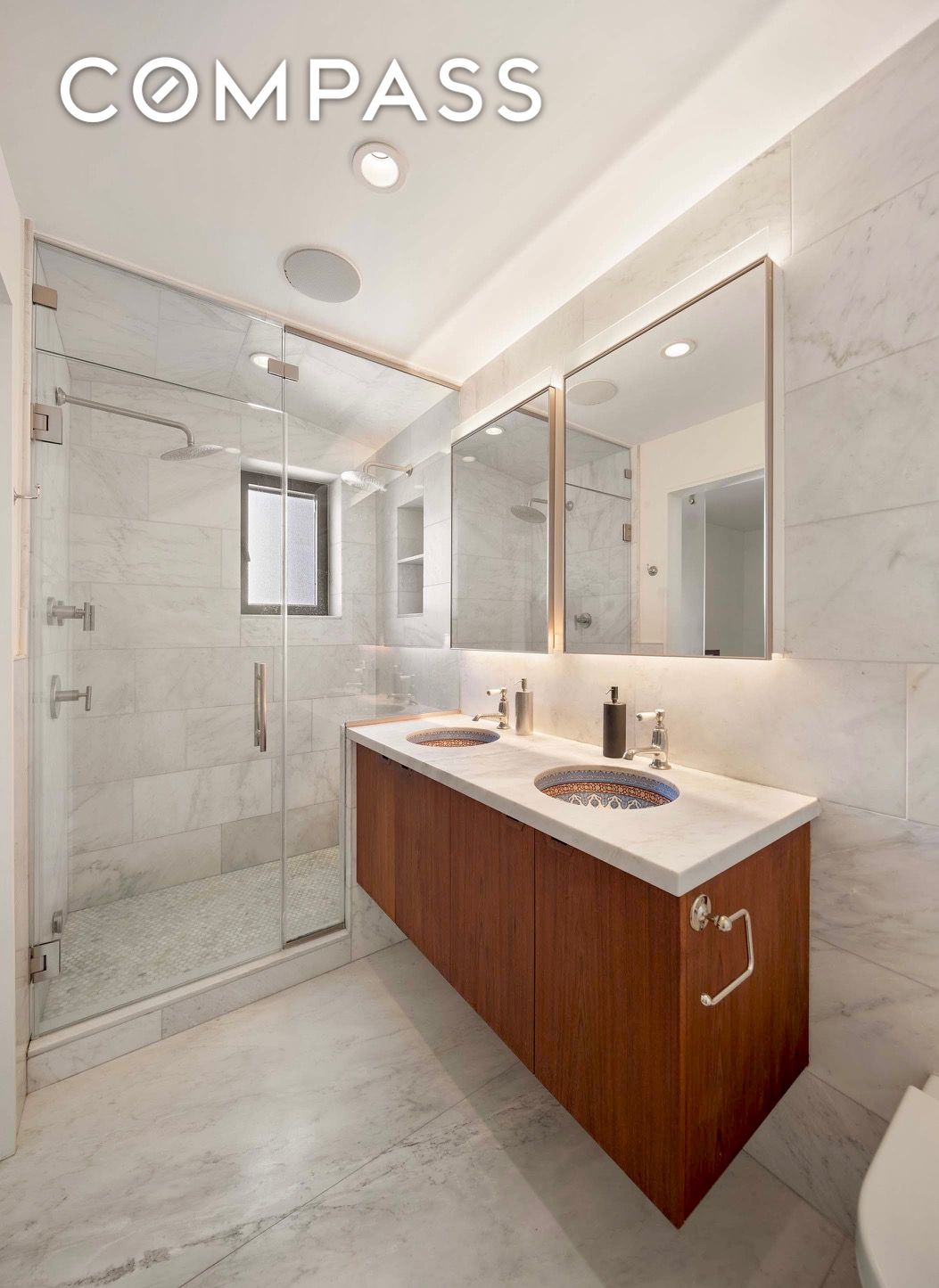 #9 photo, 211 E 3rd Street, マンハッタン East Village , NY 10009