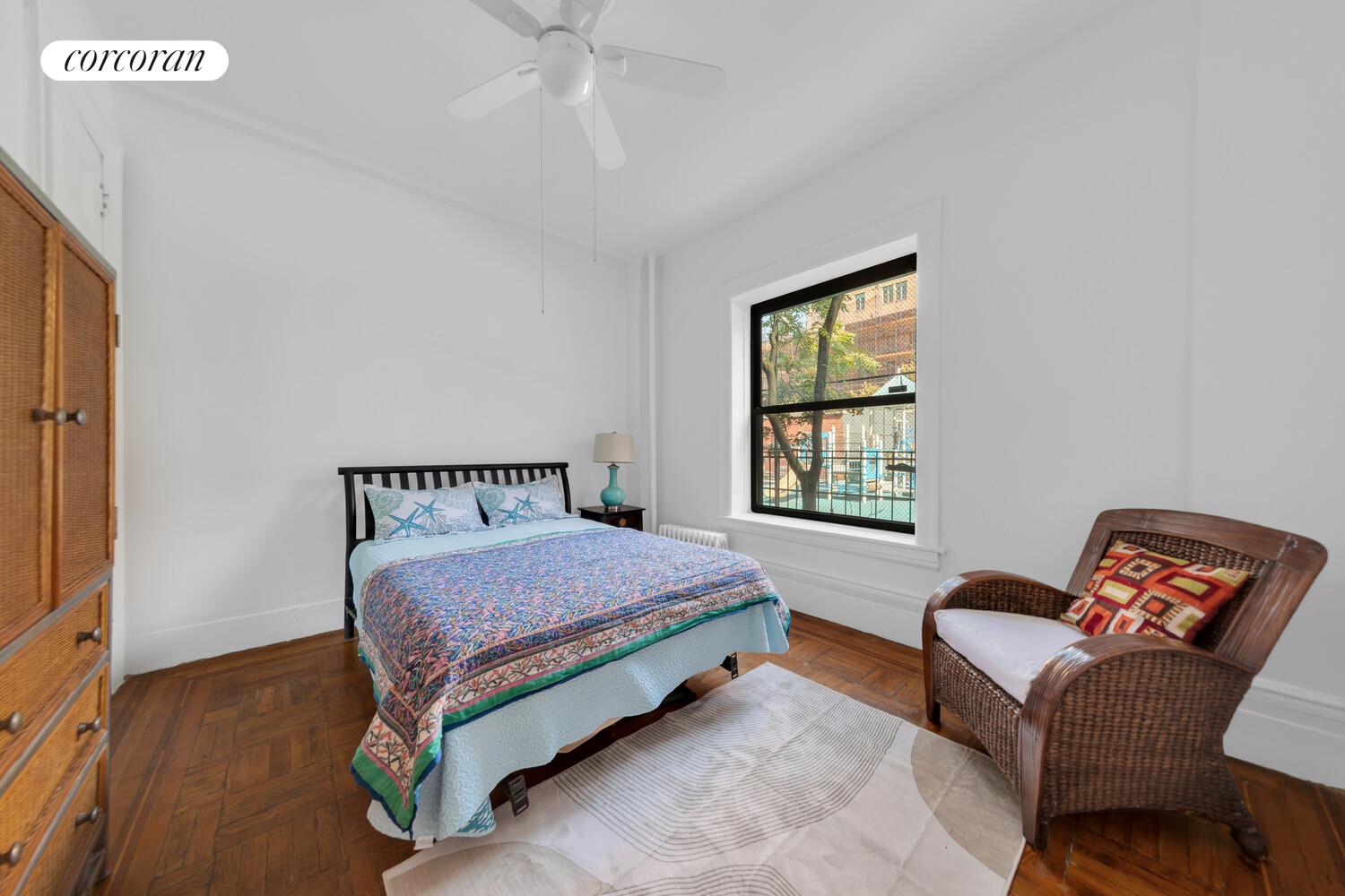 #4 photo, 241 W 108TH Street, マンハッタン Upper West Side , NY 10025